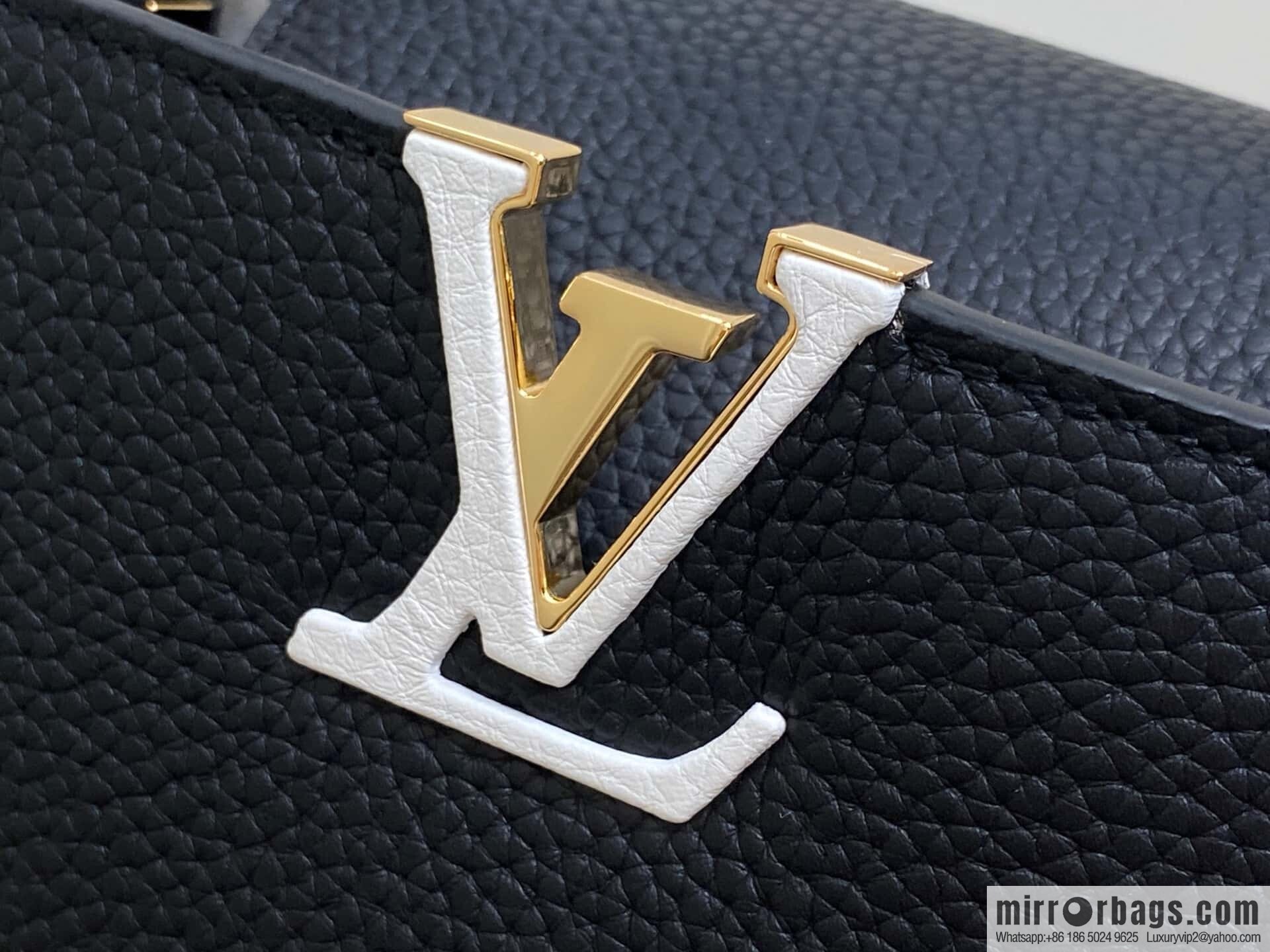 [Original order boutique] M12345 black, full leather cap that British Capucines BB handbag