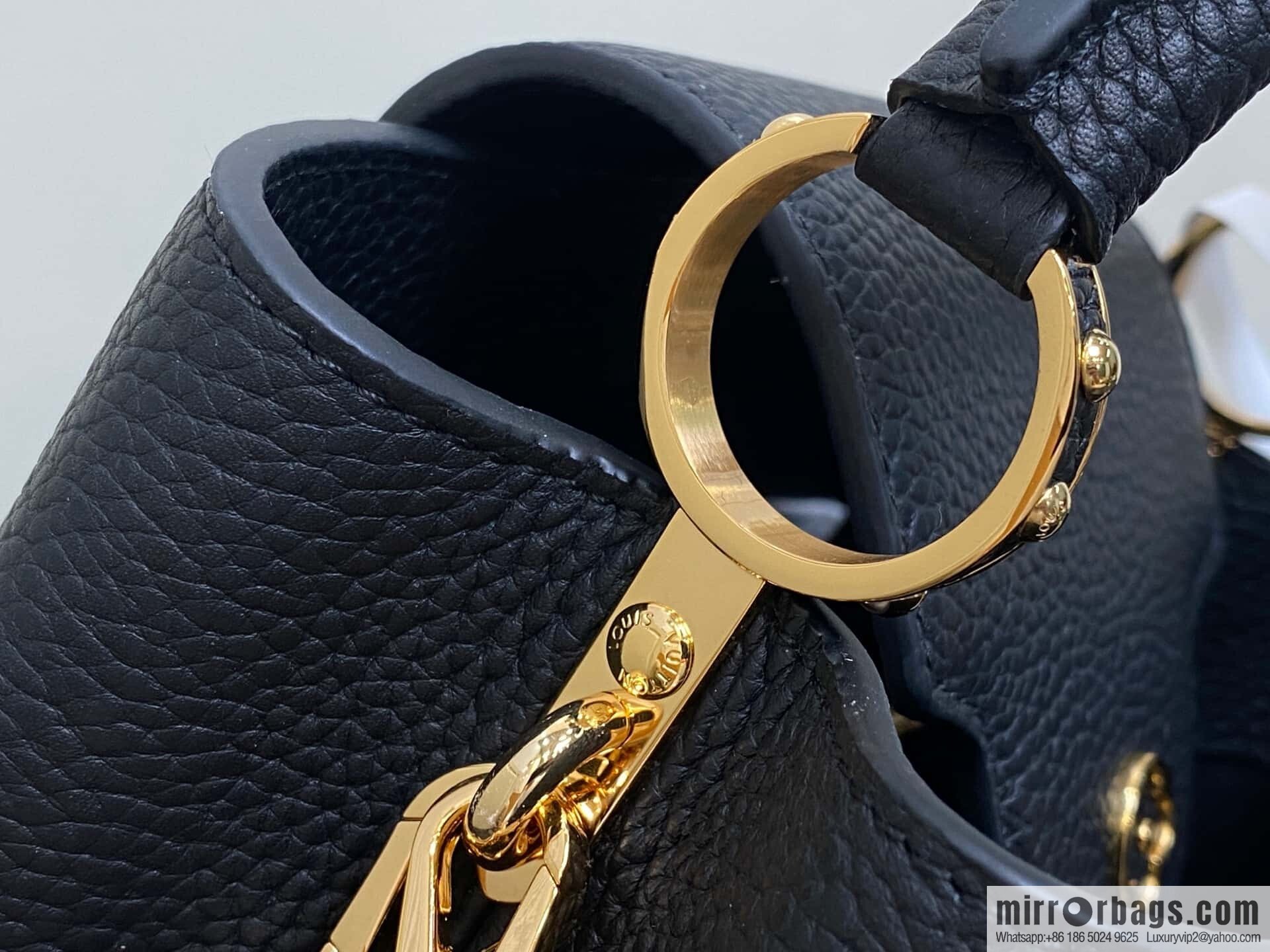 [Original order boutique] M12345 black, full leather cap that British Capucines BB handbag