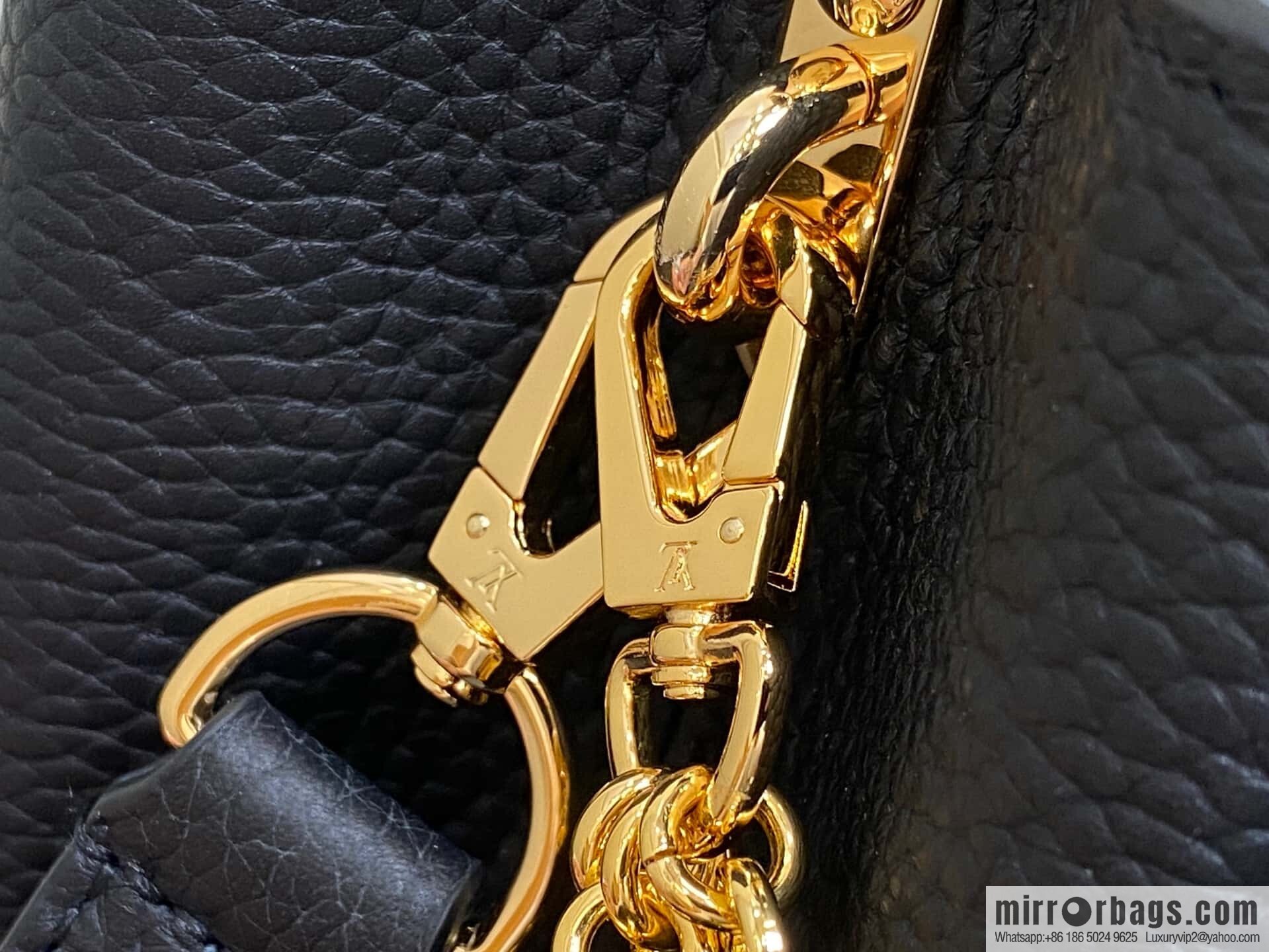 [Original order boutique] M12345 black, full leather cap that British Capucines BB handbag