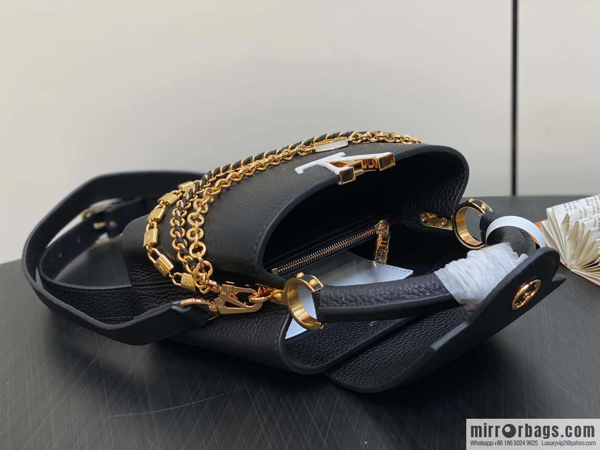 [Original order boutique] M12345 black full leather cap that English model, this Capucines mini handbag