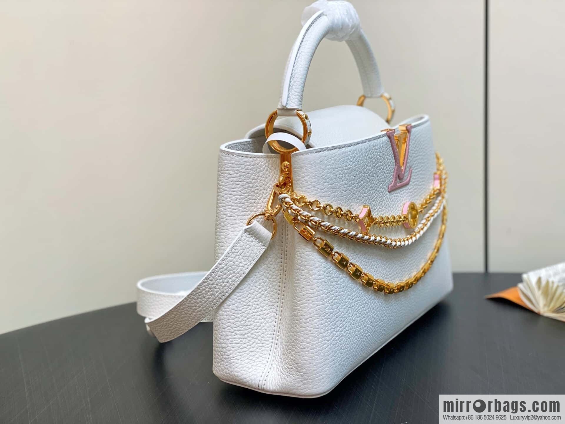 [Original order boutique] M12279 white, full leather cap that English Capucines medium handbag