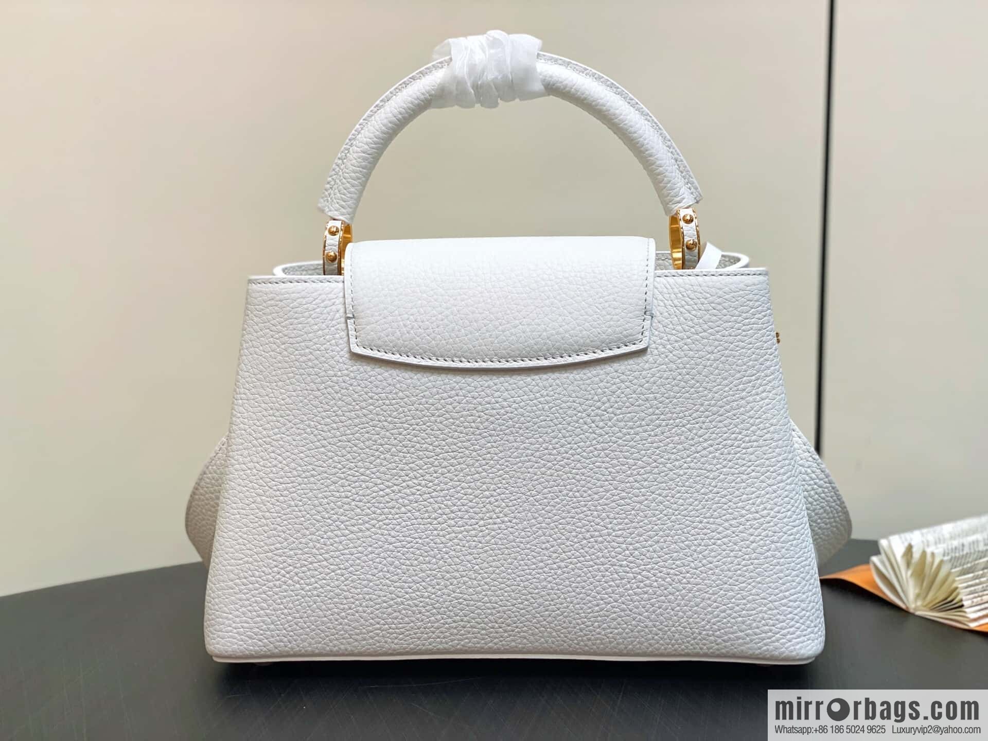 [Original order boutique] M12279 white, full leather cap that English Capucines medium handbag