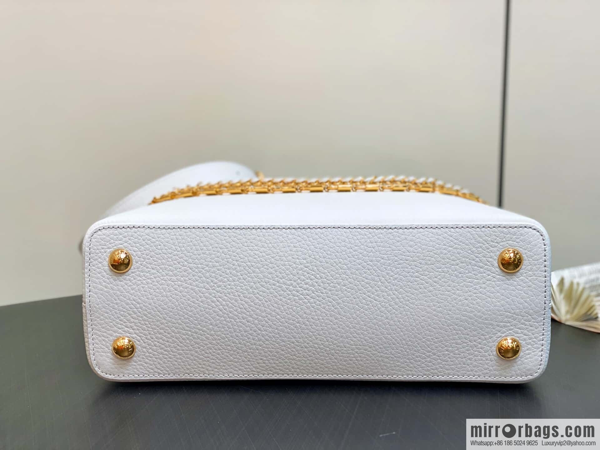 [Original order boutique] M12279 white, full leather cap that English Capucines medium handbag