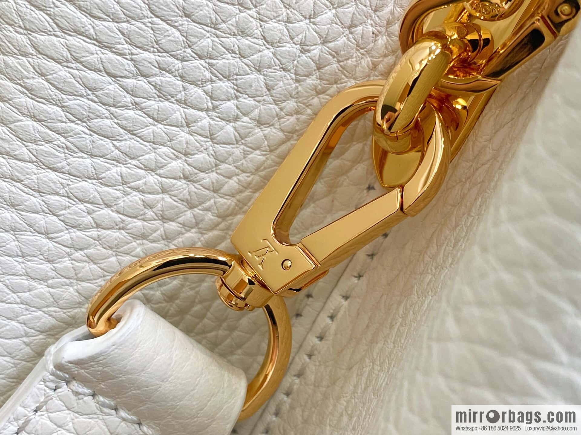 [Original order boutique] M12279 white, full leather cap that English Capucines medium handbag