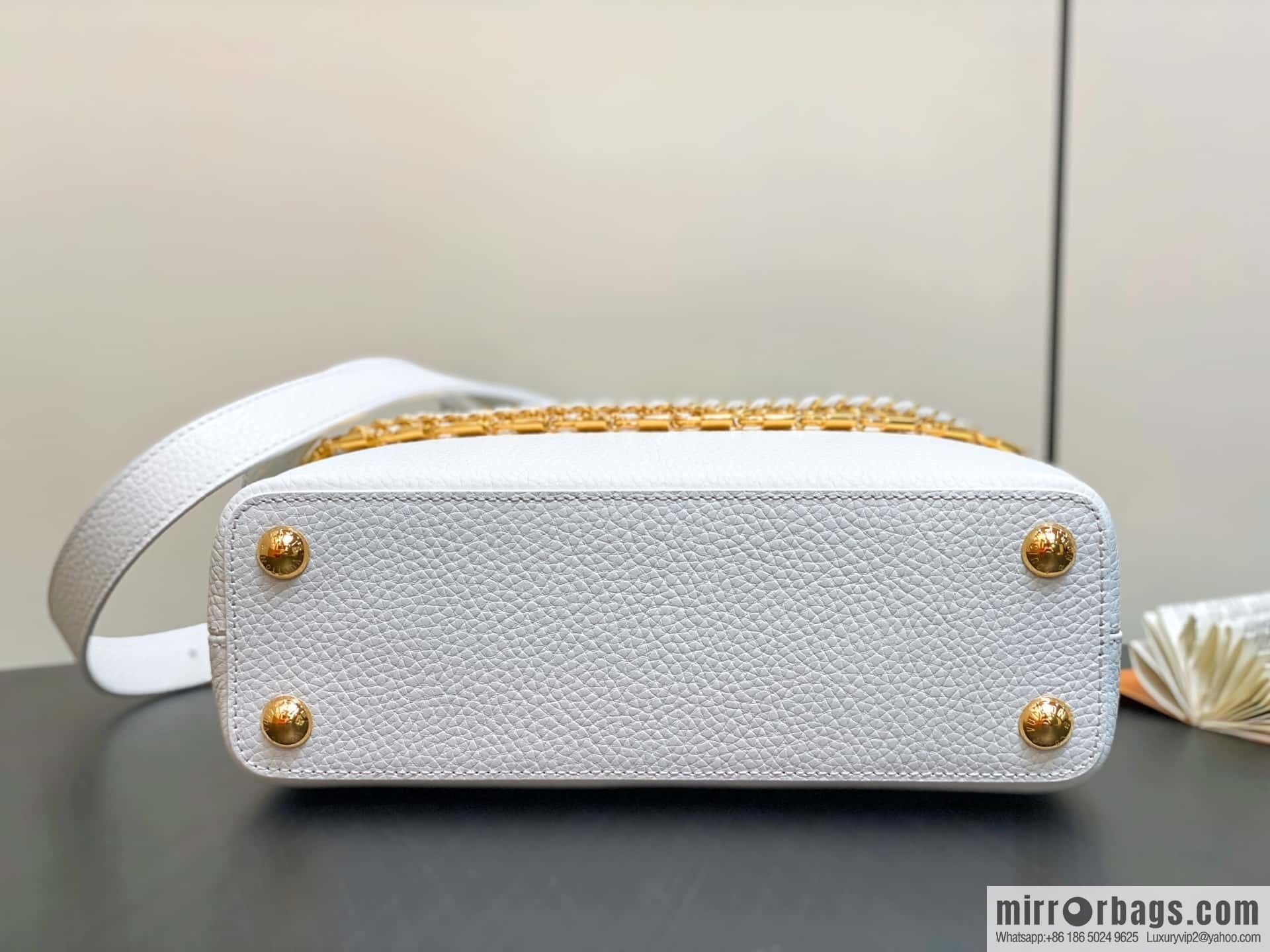 [Original order boutique] M12279 white, full leather cap that English Capucines BB handbag