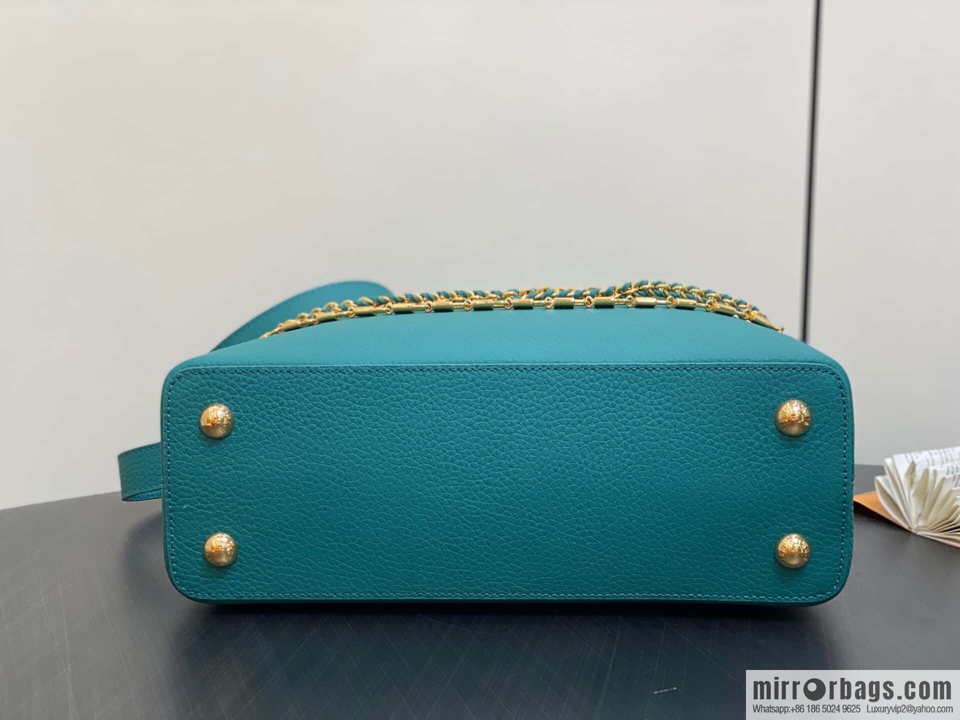 [Original order boutique] M11906 green, full leather cap, English style, this Capucines medium handbag.