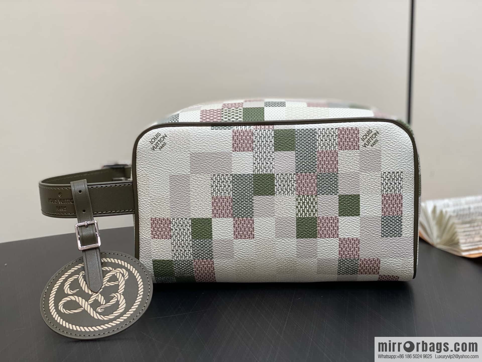 [Original order boutique] M00112 cosmetic bag, toilet bag, special model for the Year of the Snake, this Locker Dopp Kit toilet bag.