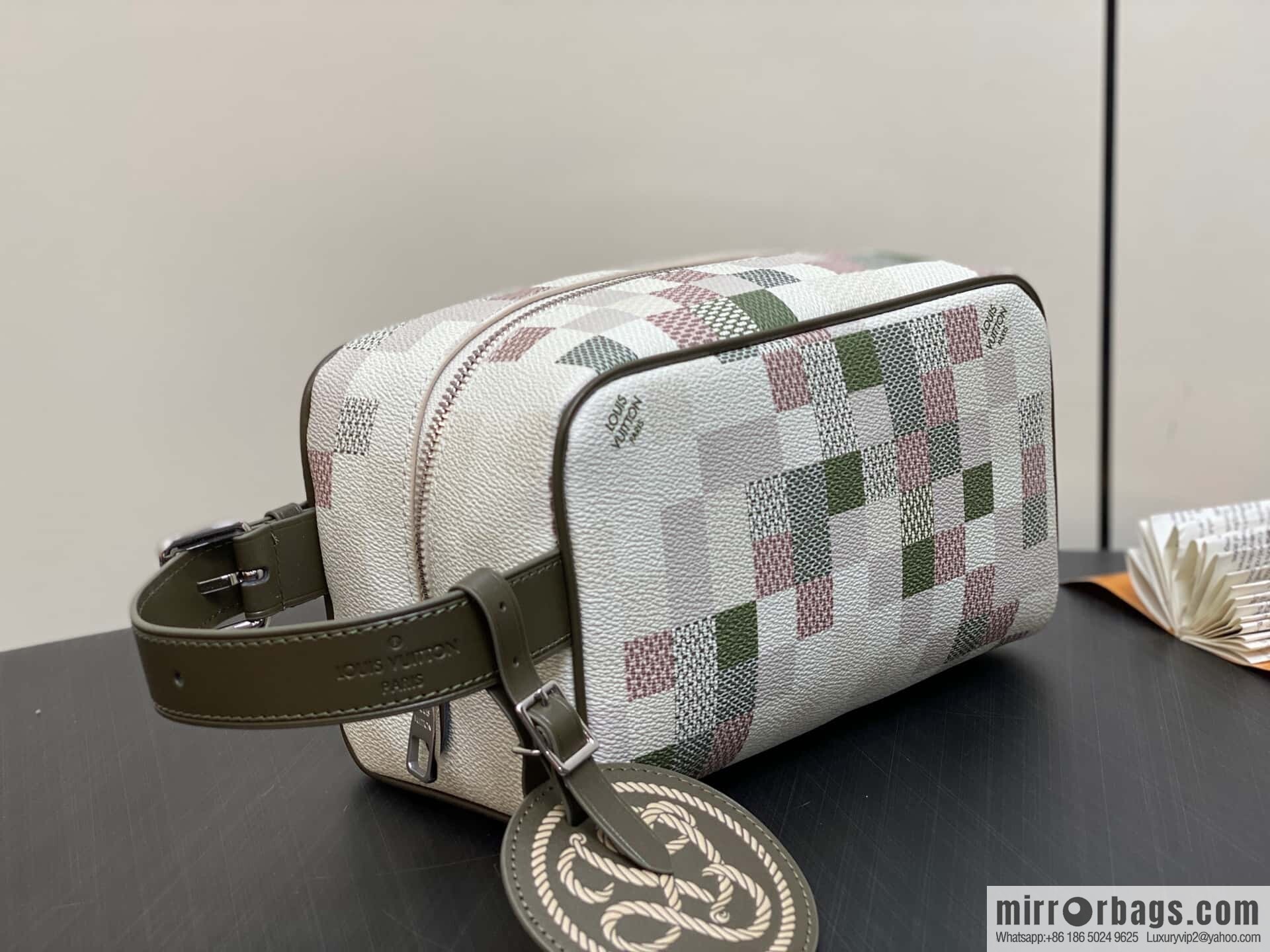 [Original order boutique] M00112 cosmetic bag, toilet bag, special model for the Year of the Snake, this Locker Dopp Kit toilet bag.