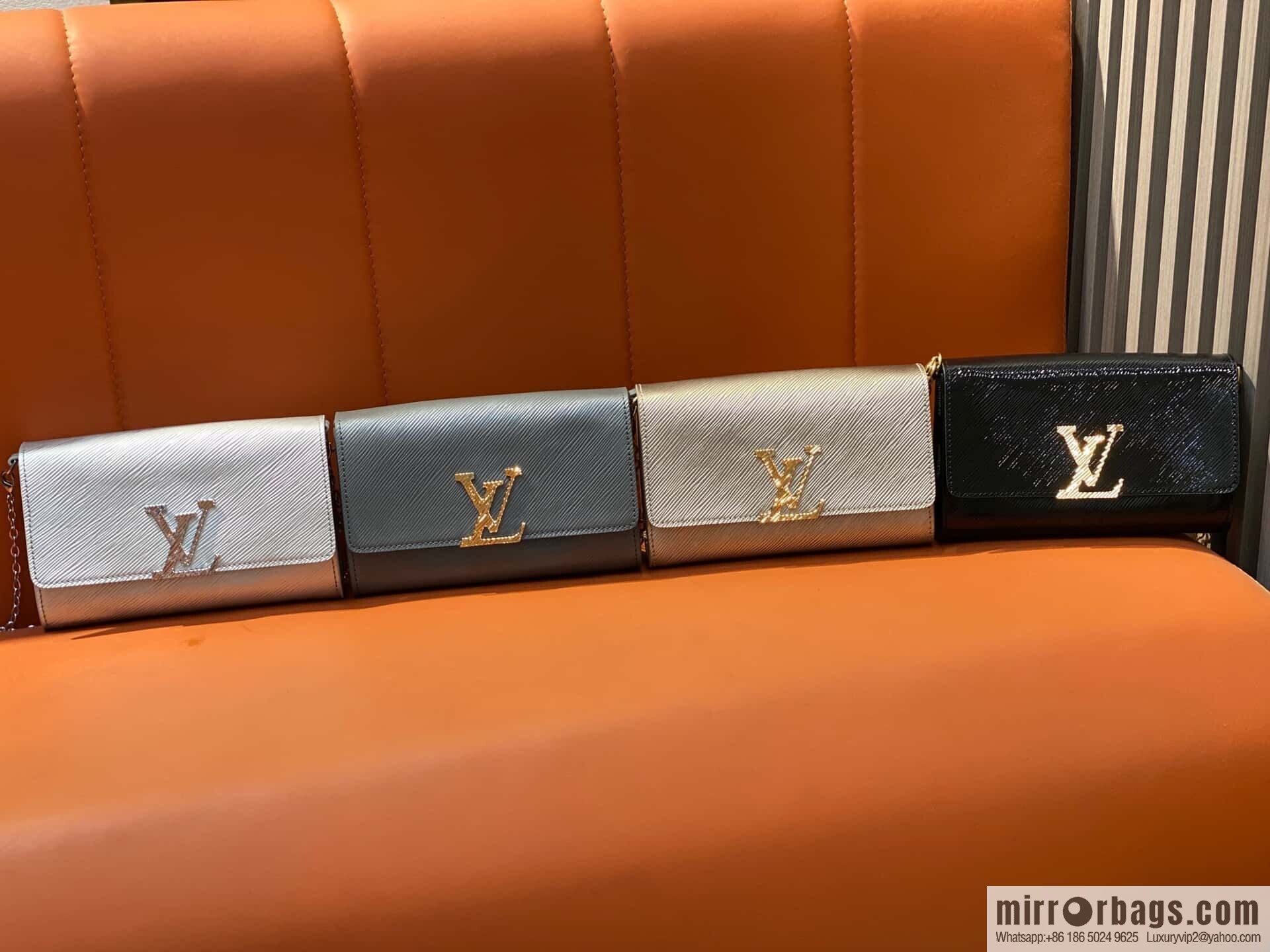 [Original order boutique] M23756 black water ripple, chain bag sbwPochette Louise chain bag (mirror patent leather)