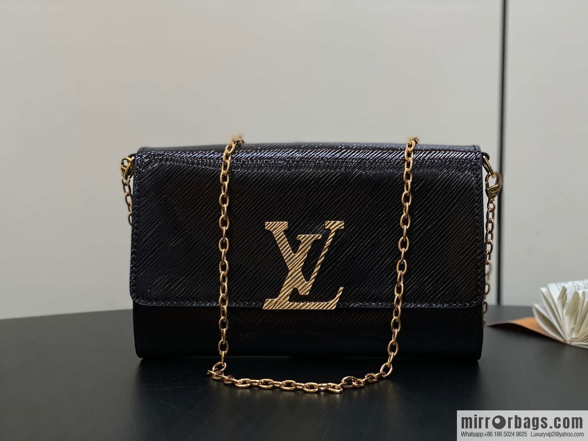 [Original order boutique] M23756 black water ripple, chain bag sbwPochette Louise chain bag (mirror patent leather)