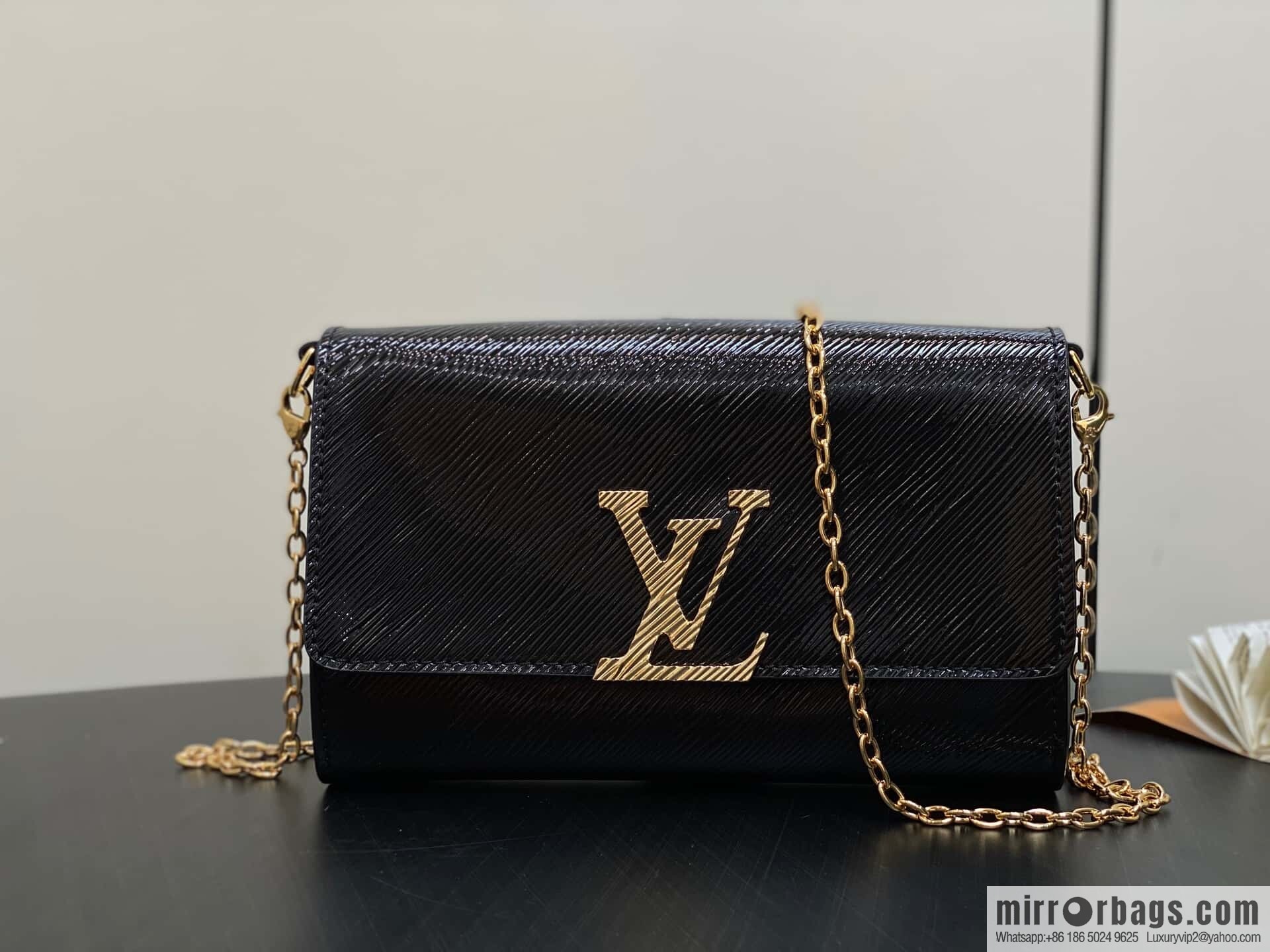 [Original order boutique] M23756 black water ripple, chain bag sbwPochette Louise chain bag (mirror patent leather)
