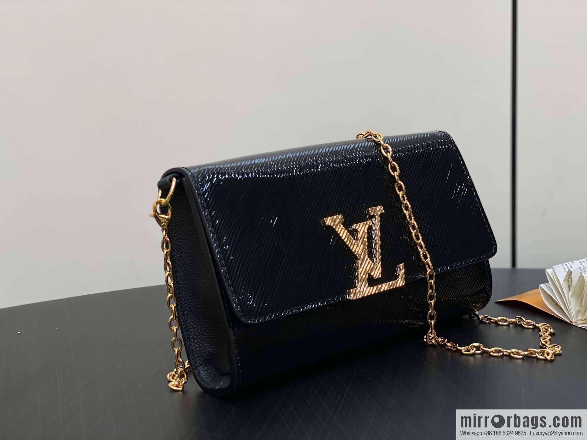 [Original order boutique] M23756 black water ripple, chain bag sbwPochette Louise chain bag (mirror patent leather)