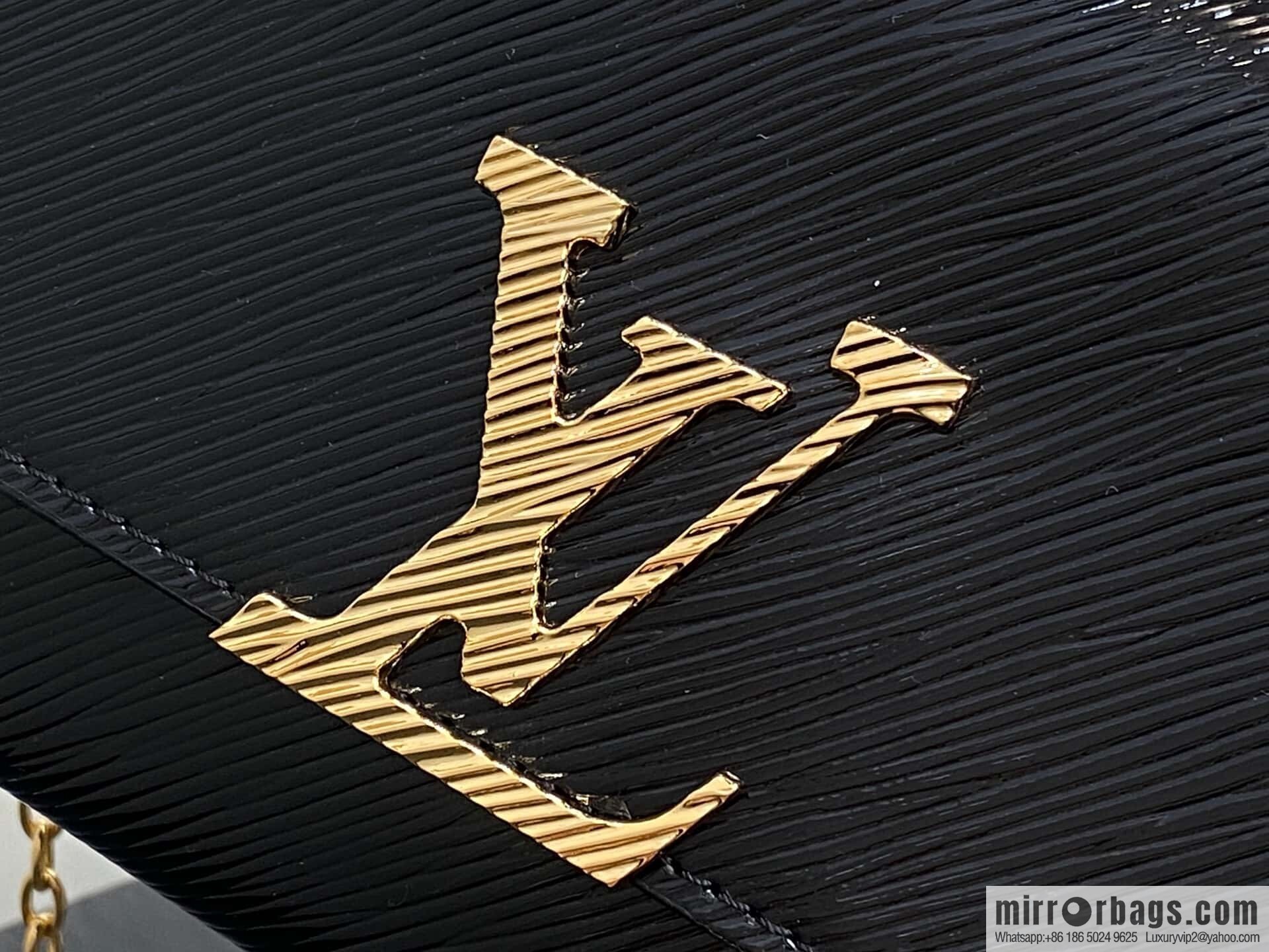 [Original order boutique] M23756 black water ripple, chain bag sbwPochette Louise chain bag (mirror patent leather)