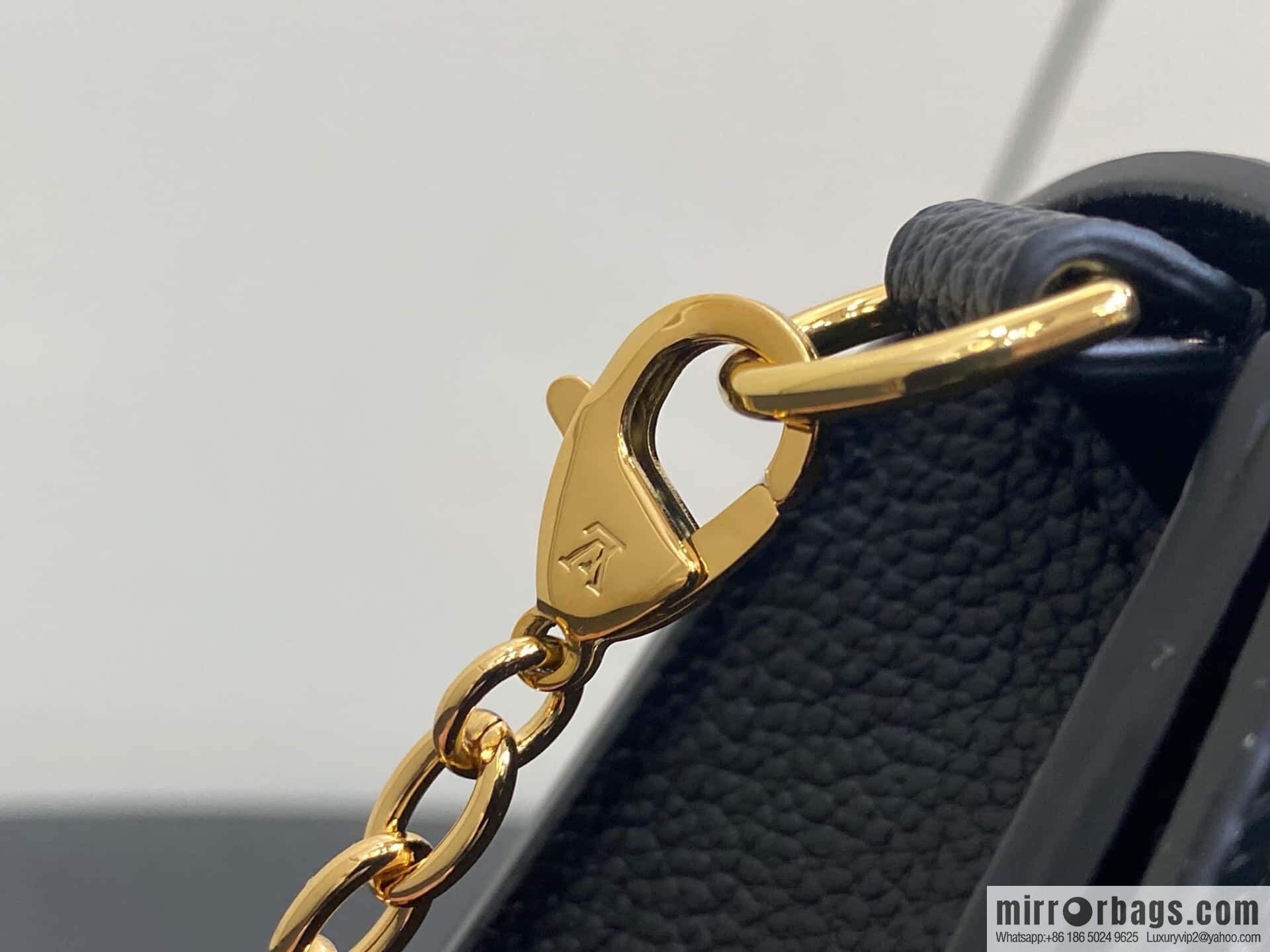 [Original order boutique] M23756 black water ripple, chain bag sbwPochette Louise chain bag (mirror patent leather)