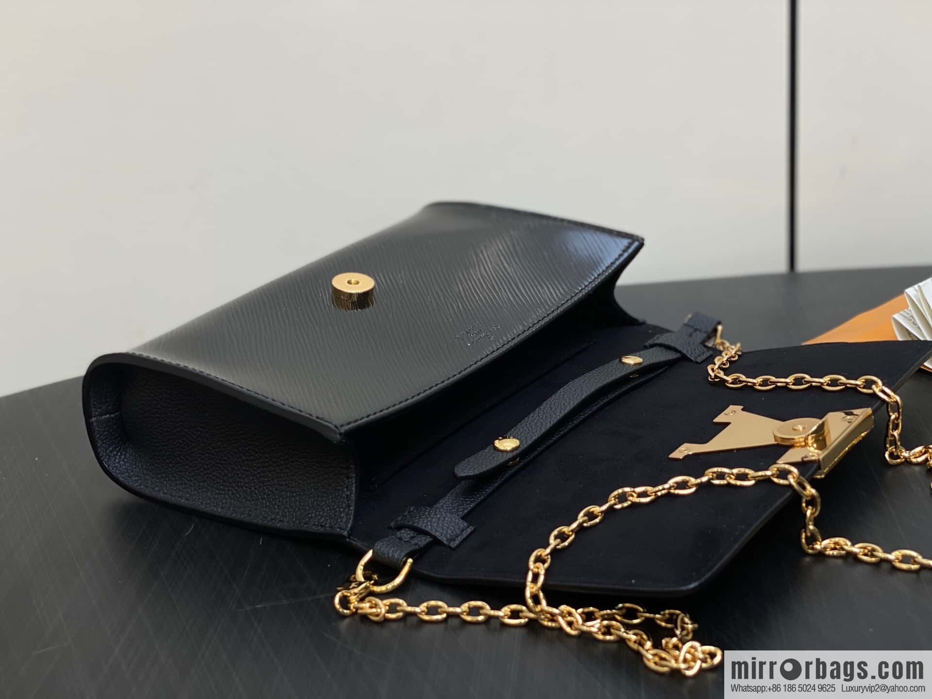 [Original order boutique] M23756 black water ripple, chain bag sbwPochette Louise chain bag (mirror patent leather)