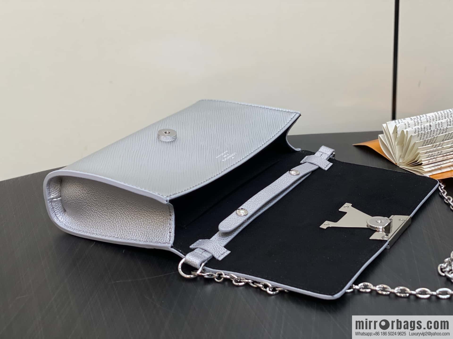 [Original order boutique] M23756 silver water ripple, chain bag sbwPochette Louise chain bag (mirror patent leather)