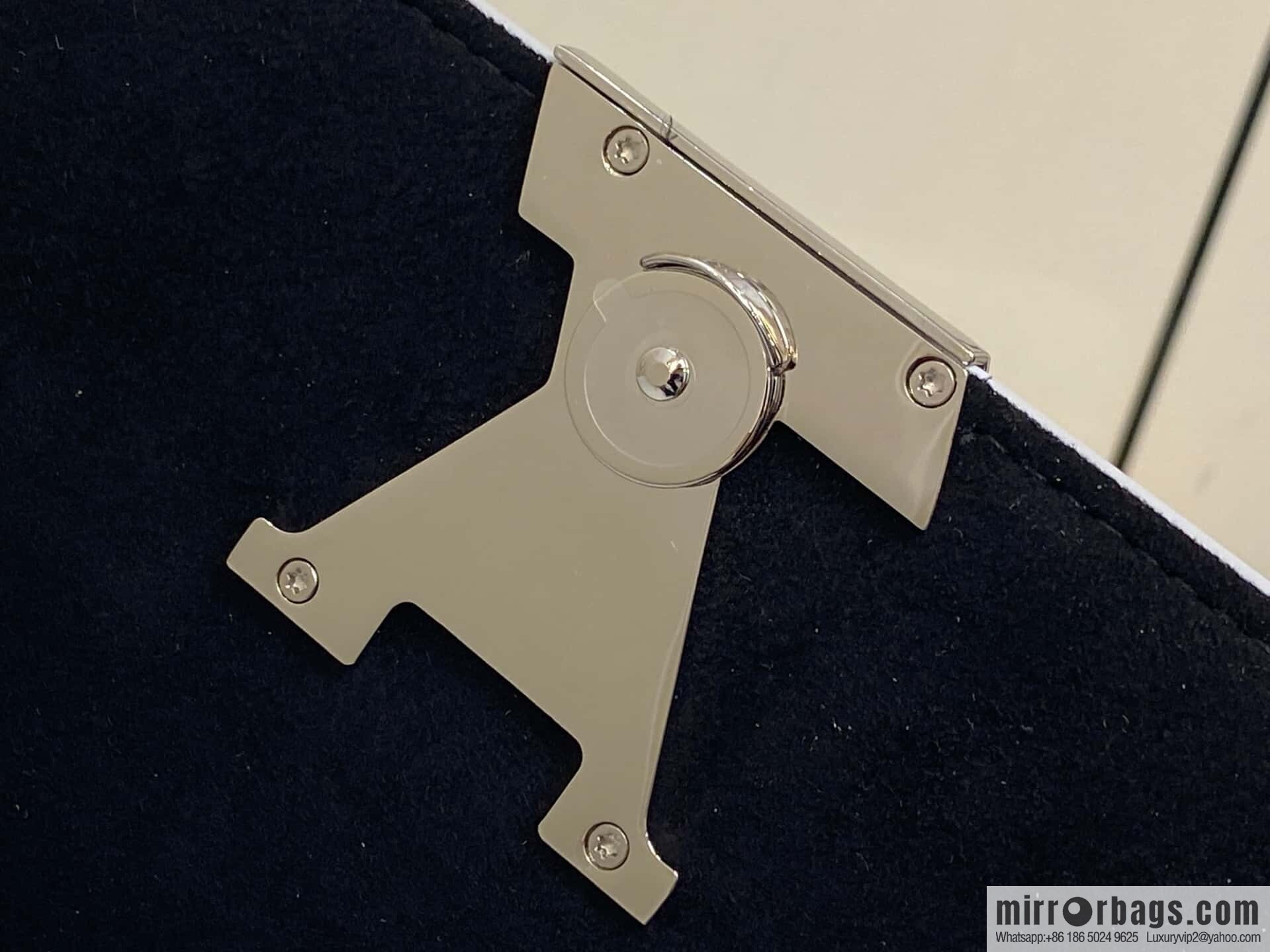 [Original order boutique] M23756 silver water ripple, chain bag sbwPochette Louise chain bag (mirror patent leather)