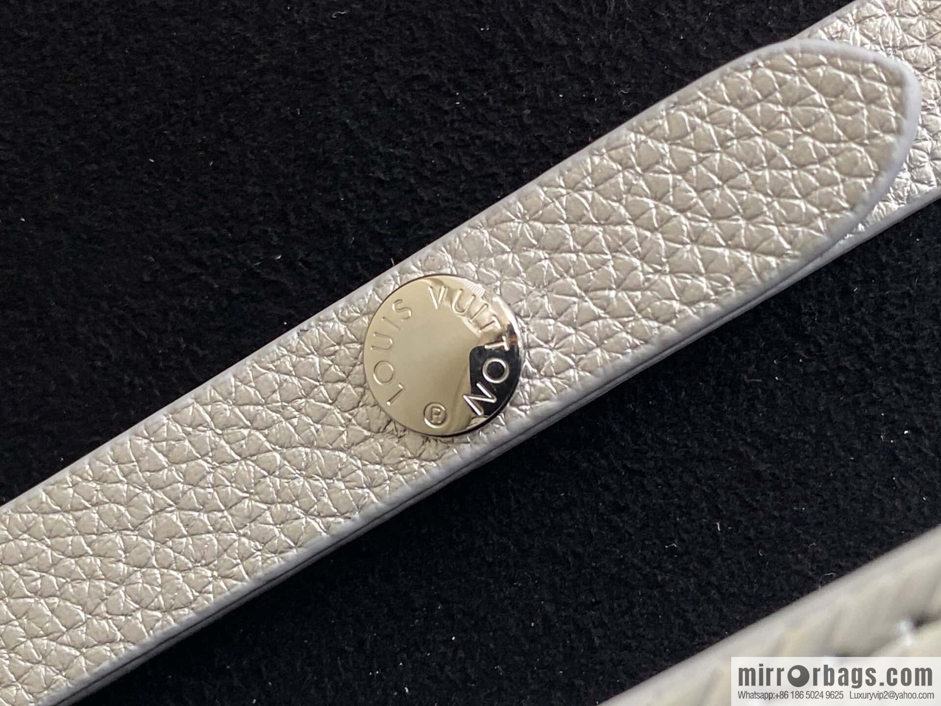 [Original order boutique] M23756 silver water ripple, chain bag sbwPochette Louise chain bag (mirror patent leather)