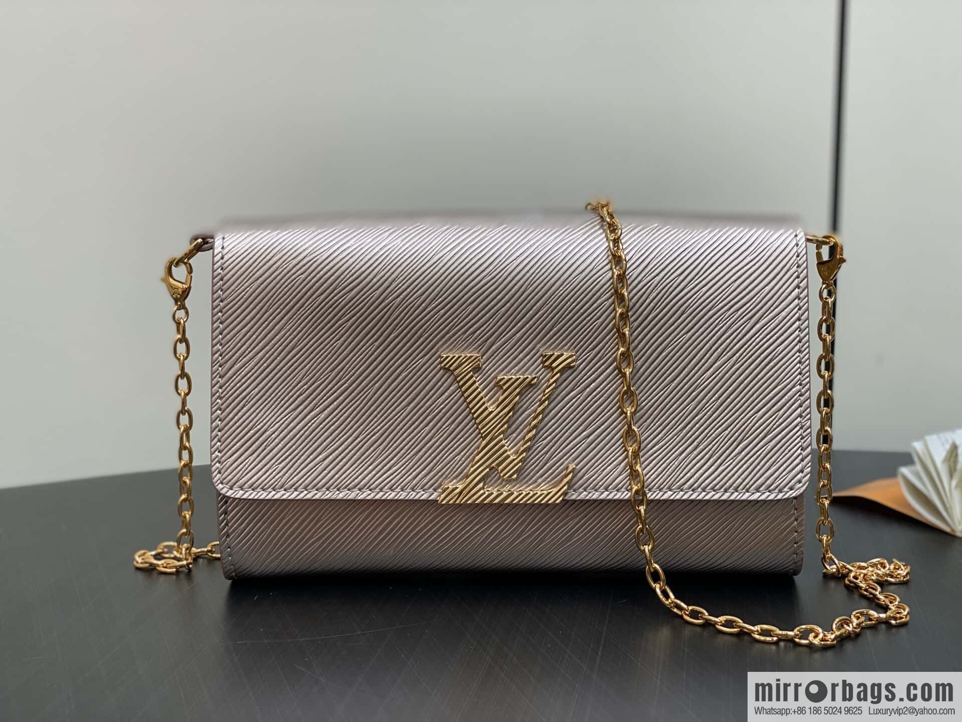 [Original order boutique] M23756 champagne water ripple, chain bag sbwPochette Louise chain bag (mirror patent leather)