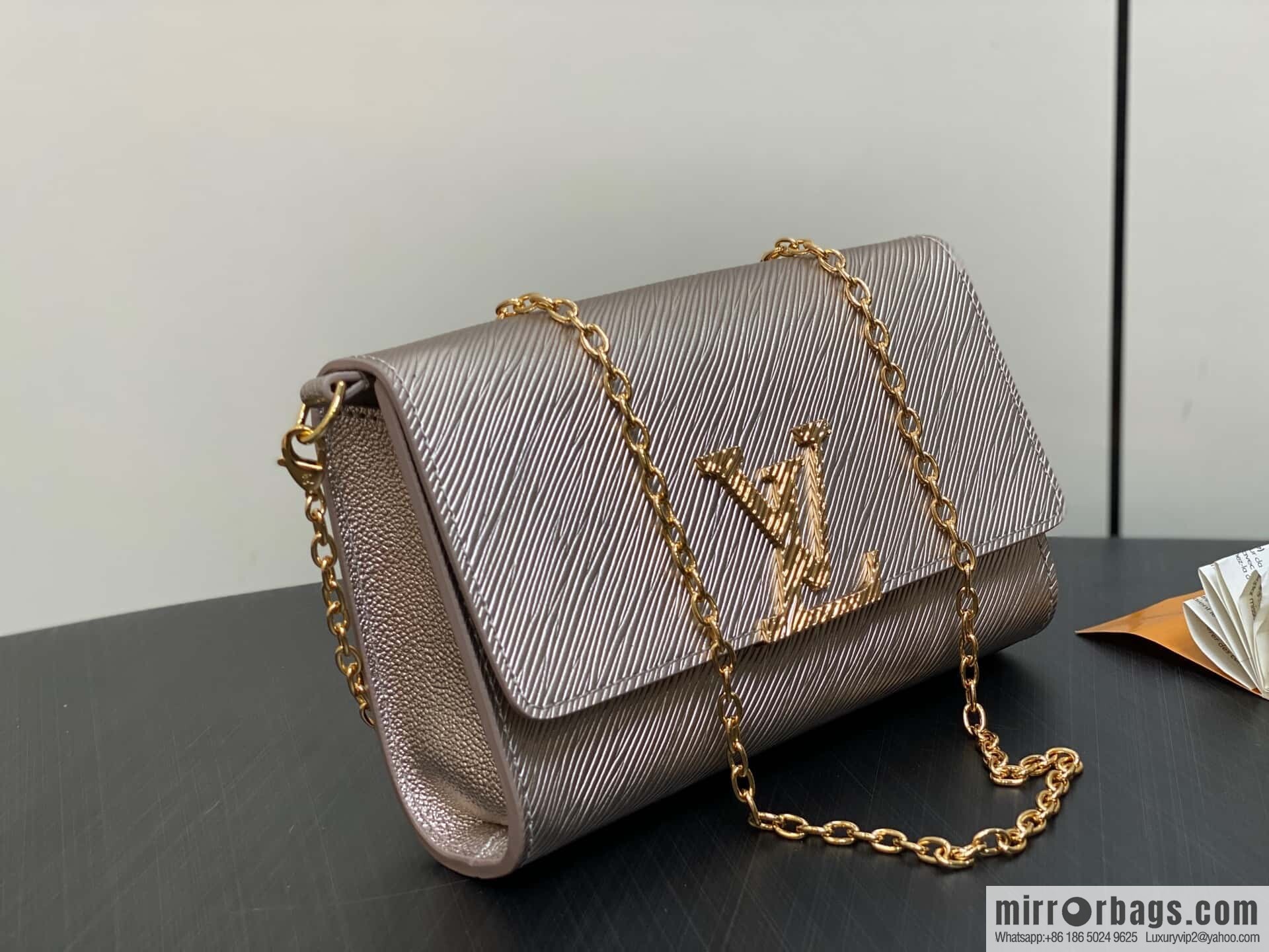 [Original order boutique] M23756 champagne water ripple, chain bag sbwPochette Louise chain bag (mirror patent leather)