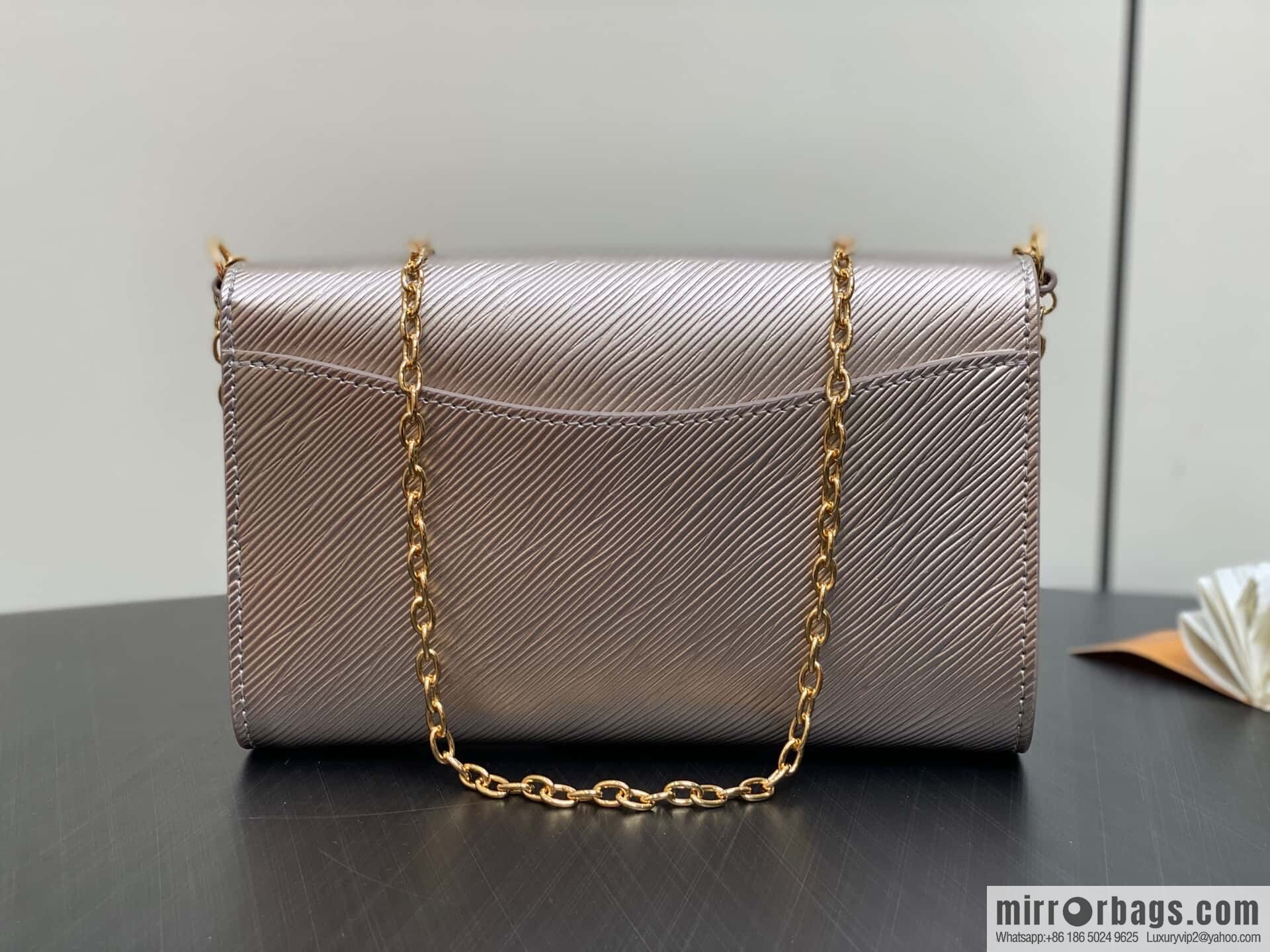 [Original order boutique] M23756 champagne water ripple, chain bag sbwPochette Louise chain bag (mirror patent leather)