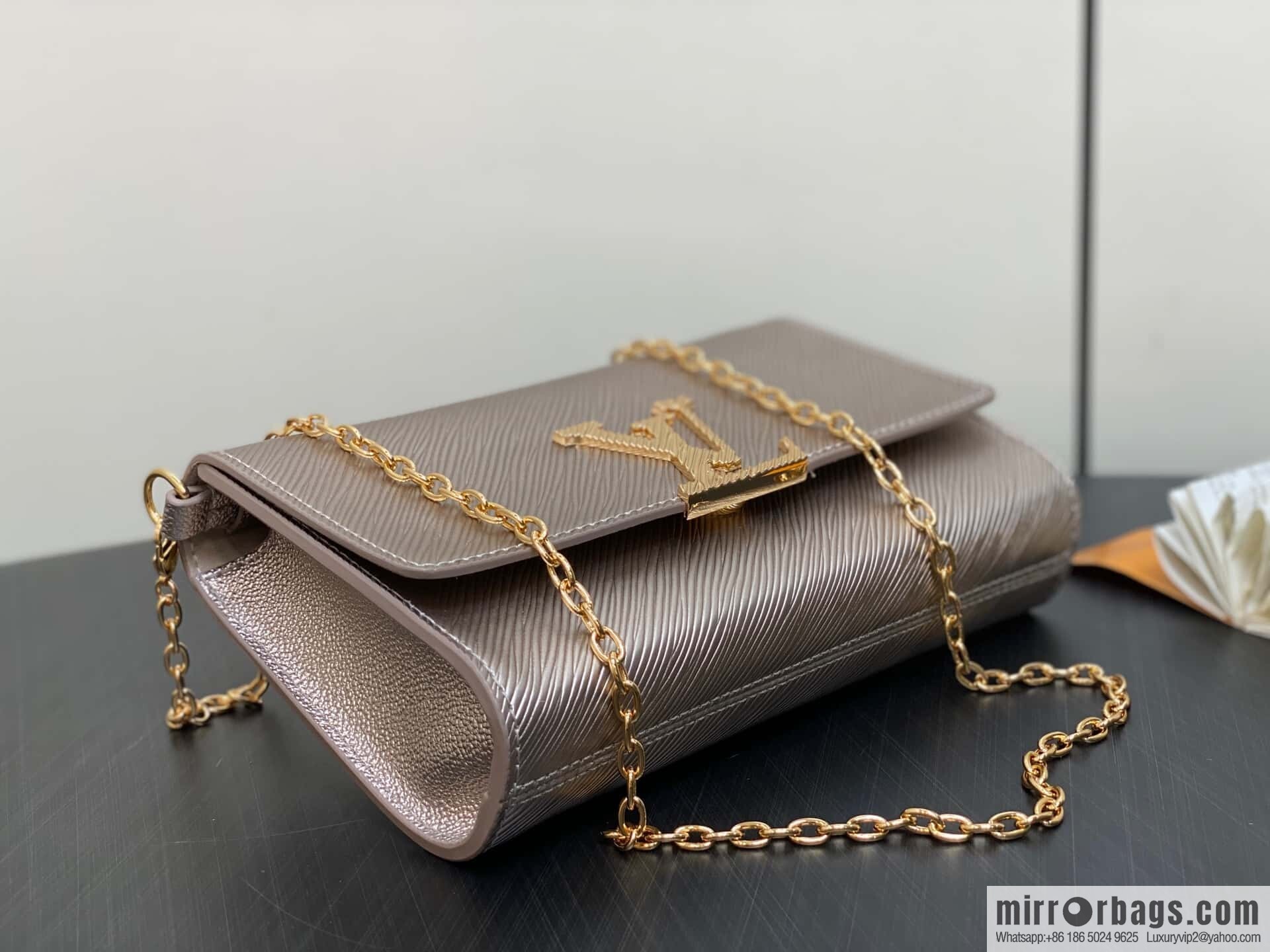 [Original order boutique] M23756 champagne water ripple, chain bag sbwPochette Louise chain bag (mirror patent leather)