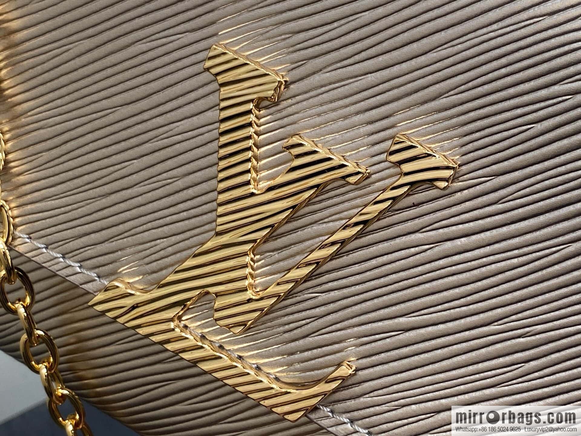 [Original order boutique] M23756 champagne water ripple, chain bag sbwPochette Louise chain bag (mirror patent leather)