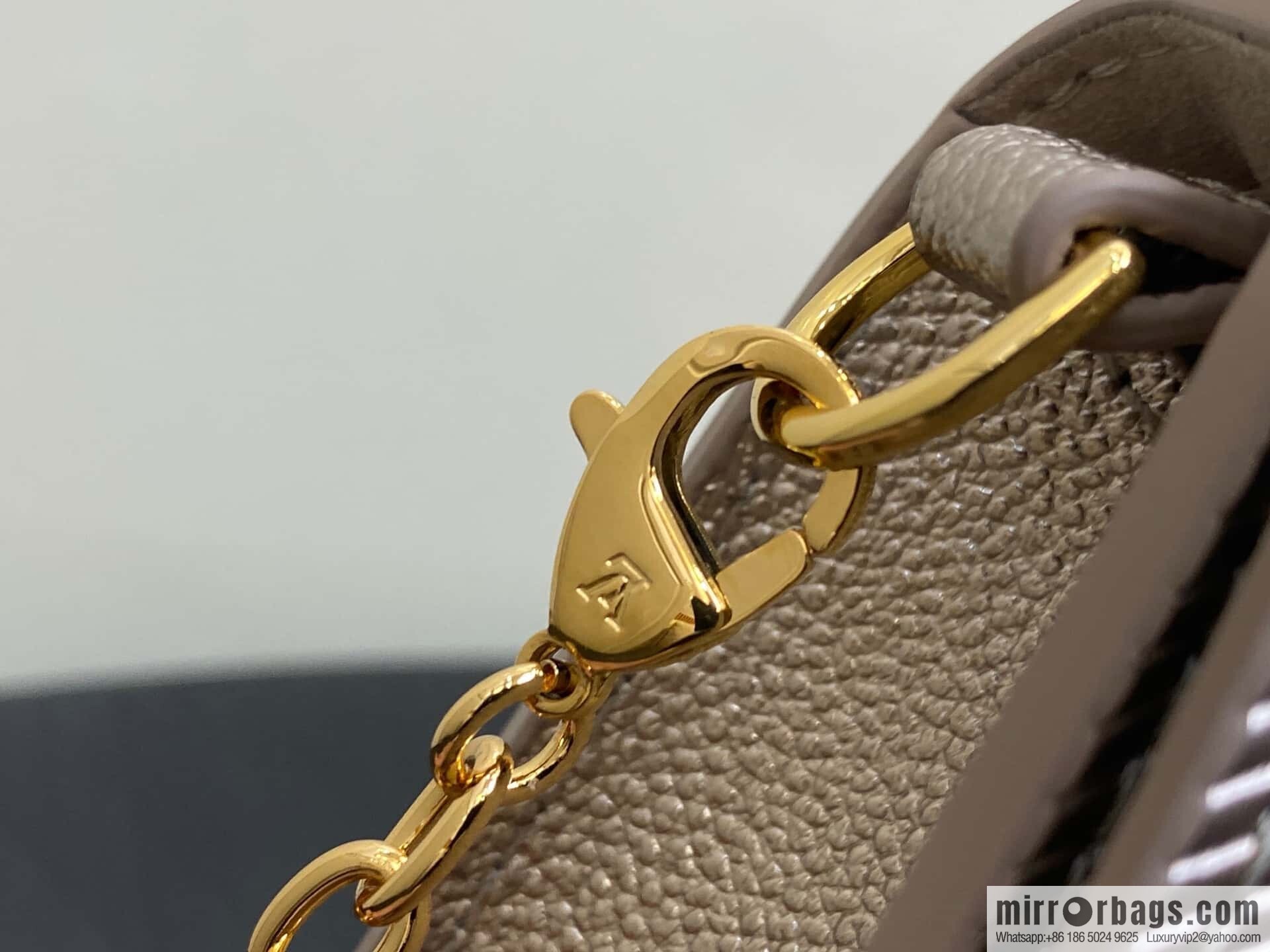 [Original order boutique] M23756 champagne water ripple, chain bag sbwPochette Louise chain bag (mirror patent leather)