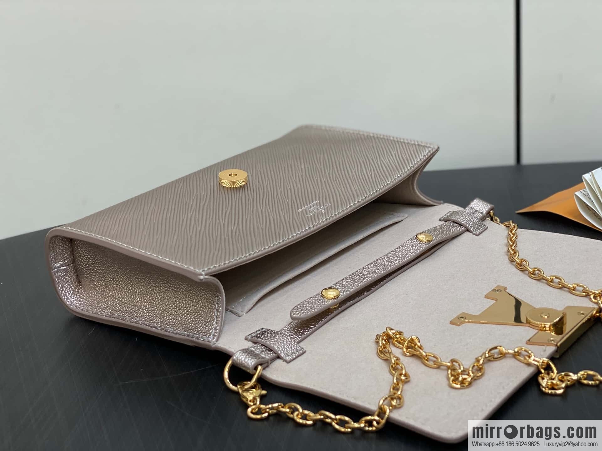 [Original order boutique] M23756 champagne water ripple, chain bag sbwPochette Louise chain bag (mirror patent leather)