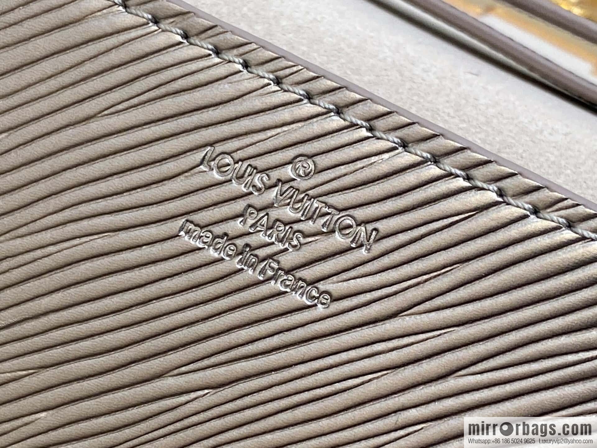 [Original order boutique] M23756 champagne water ripple, chain bag sbwPochette Louise chain bag (mirror patent leather)