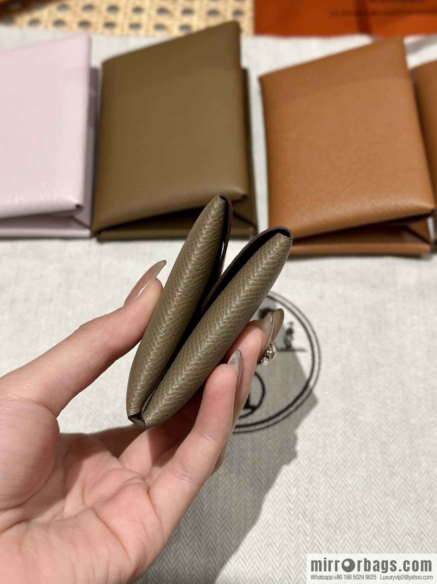 Calvi card bag H083674CKI2 change bag, elephant gray.