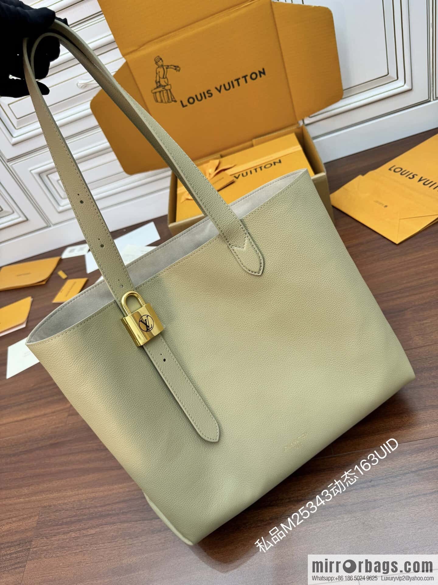 LV M25343 Low Key Cabas MM