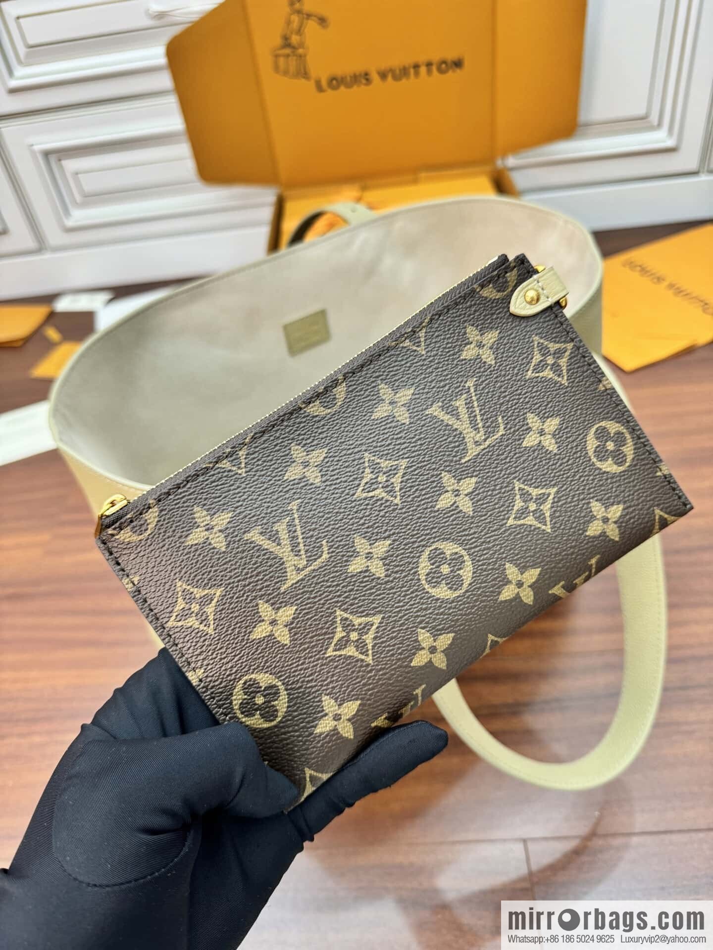 LV M25343 Low Key Cabas MM