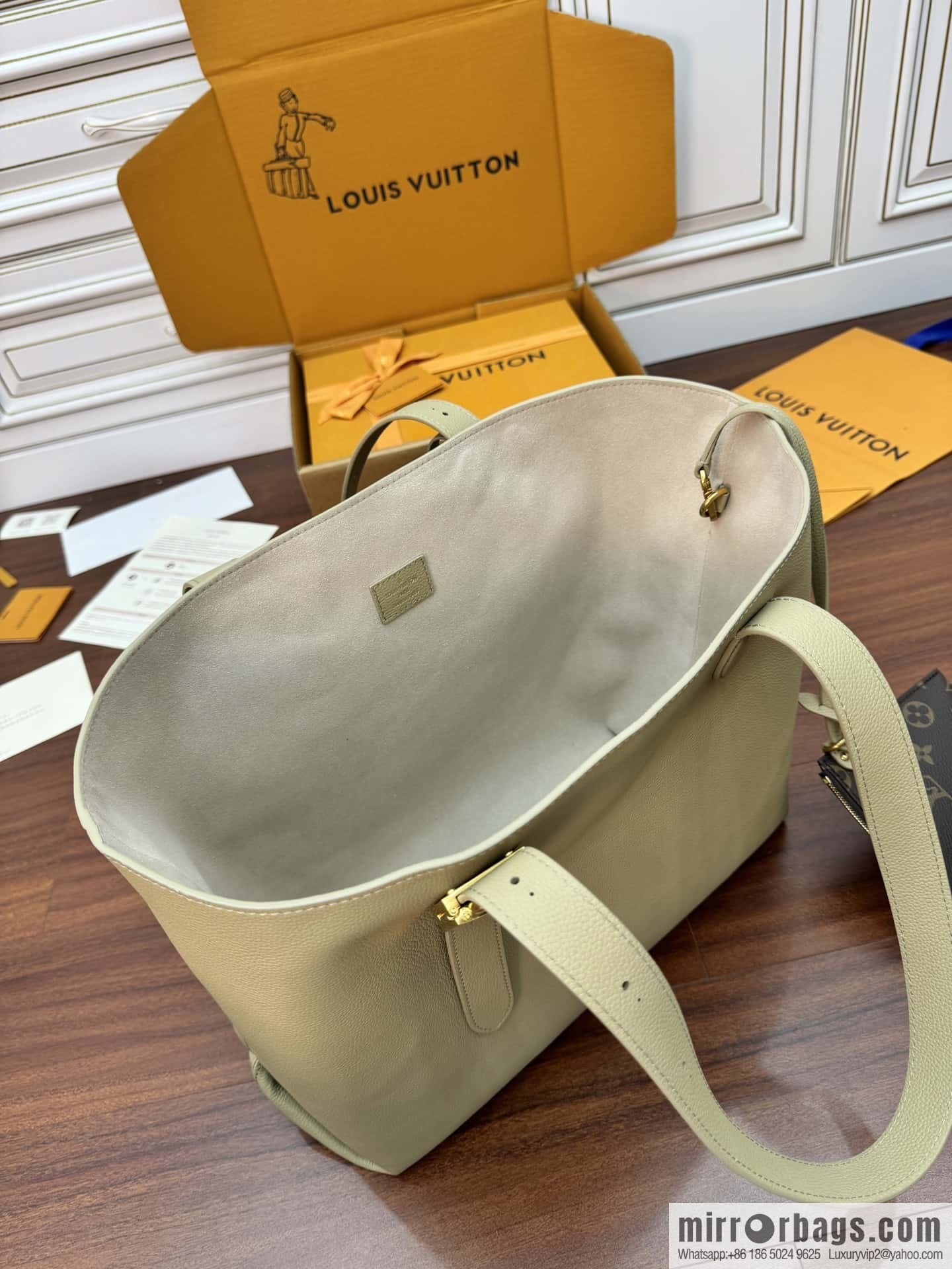 LV M25343 Low Key Cabas MM