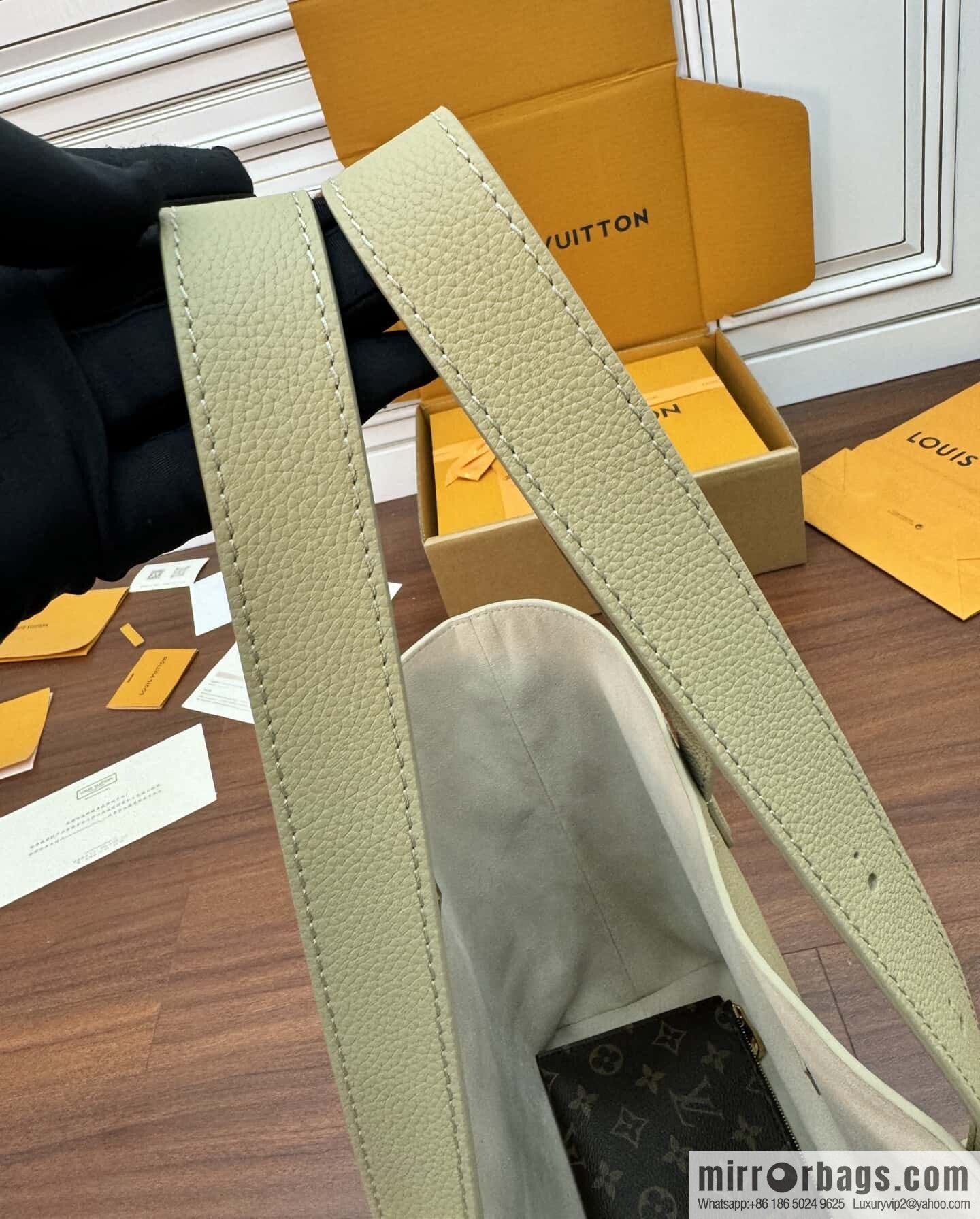 LV M25343 Low Key Cabas MM