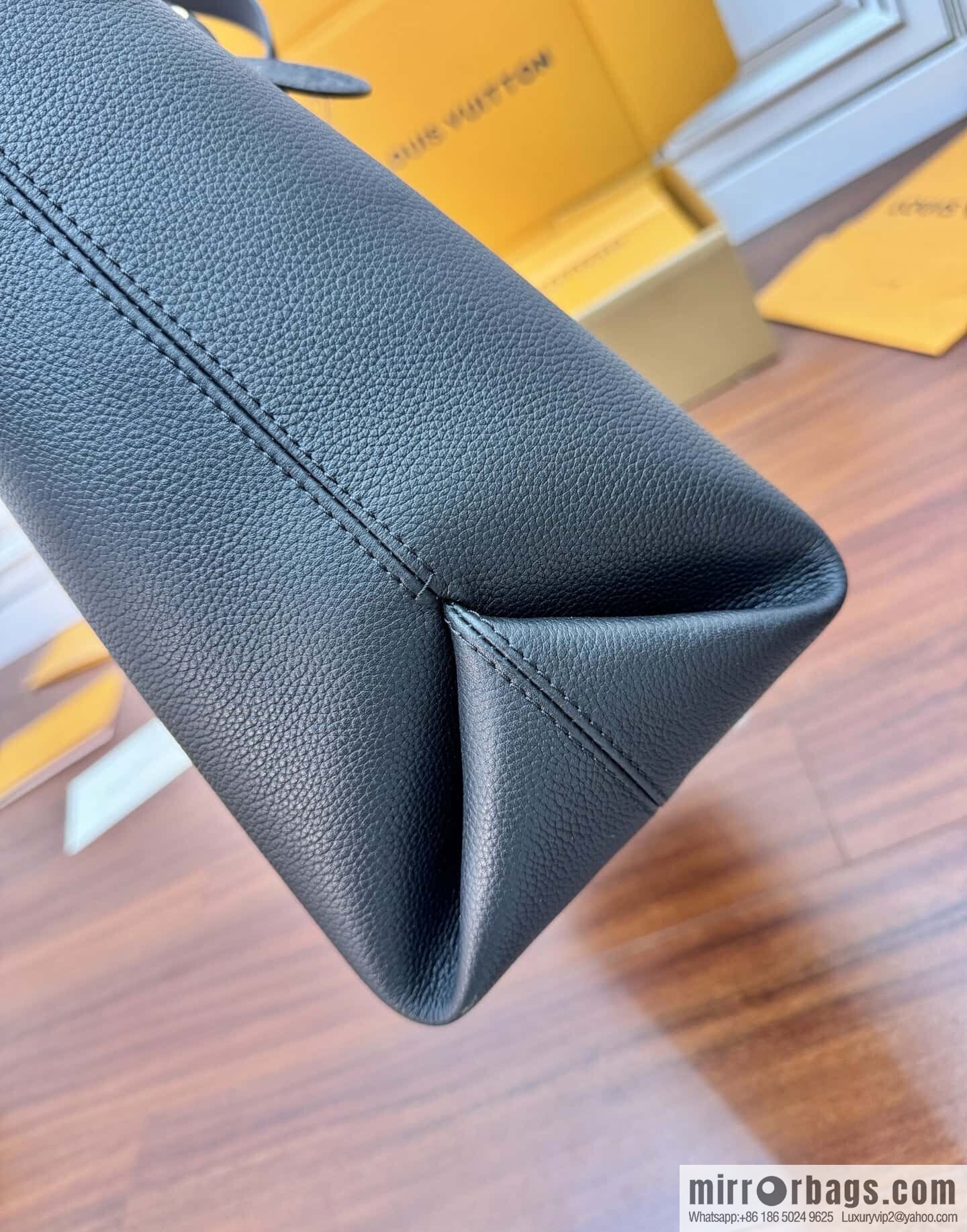 LV M25341 Low Key Cabas MM