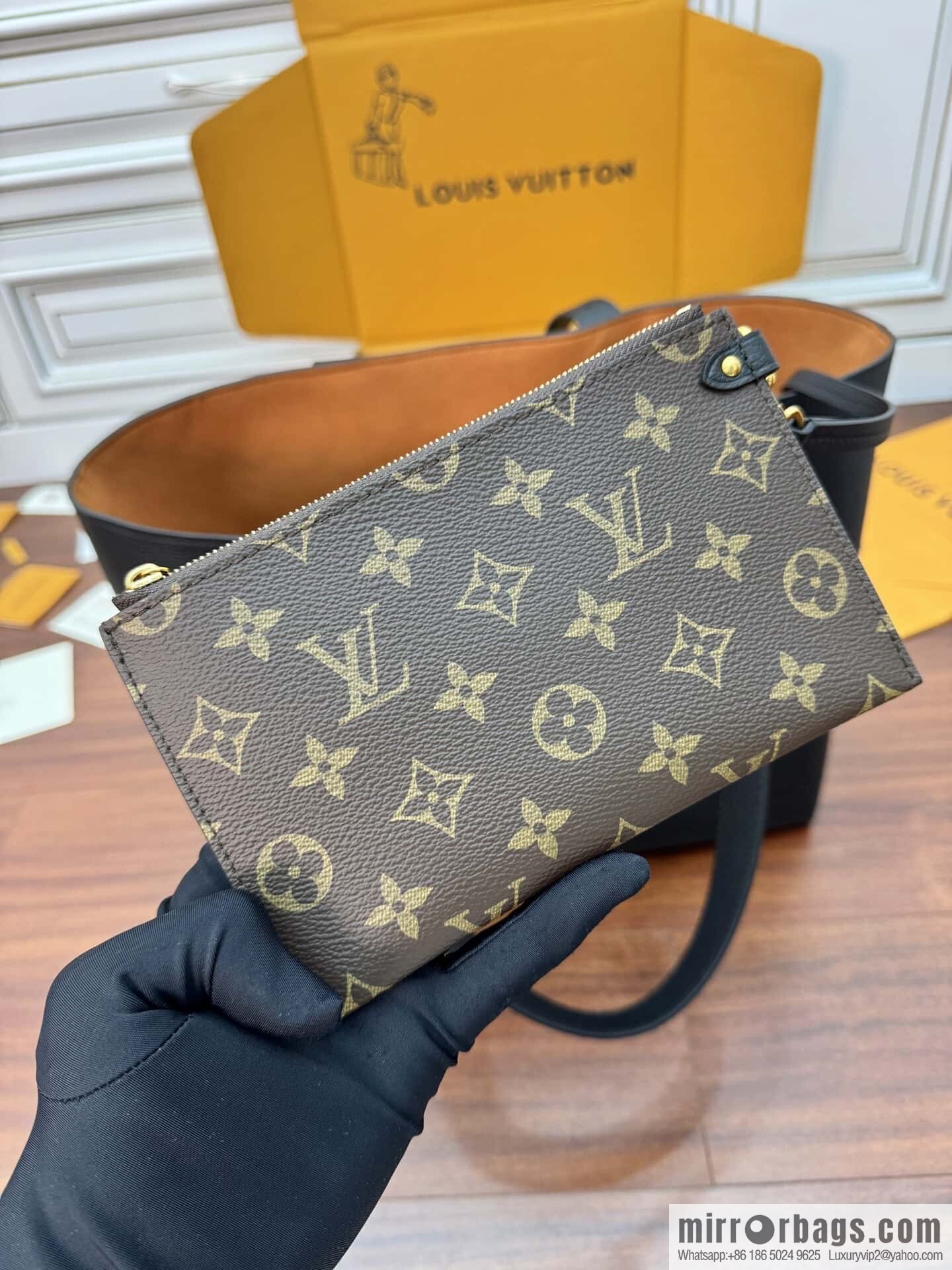 LV M25341 Low Key Cabas MM