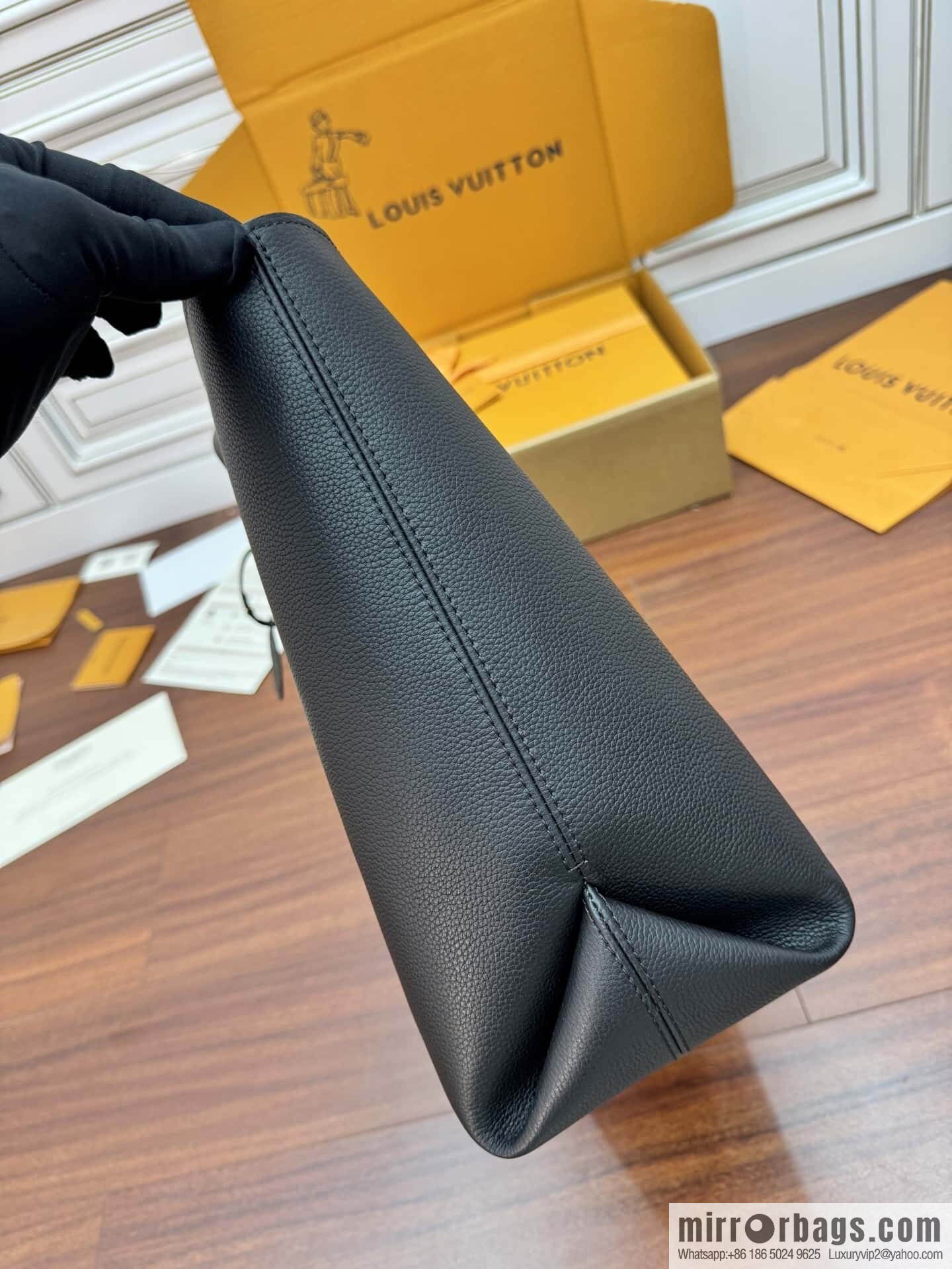 LV M25341 Low Key Cabas MM