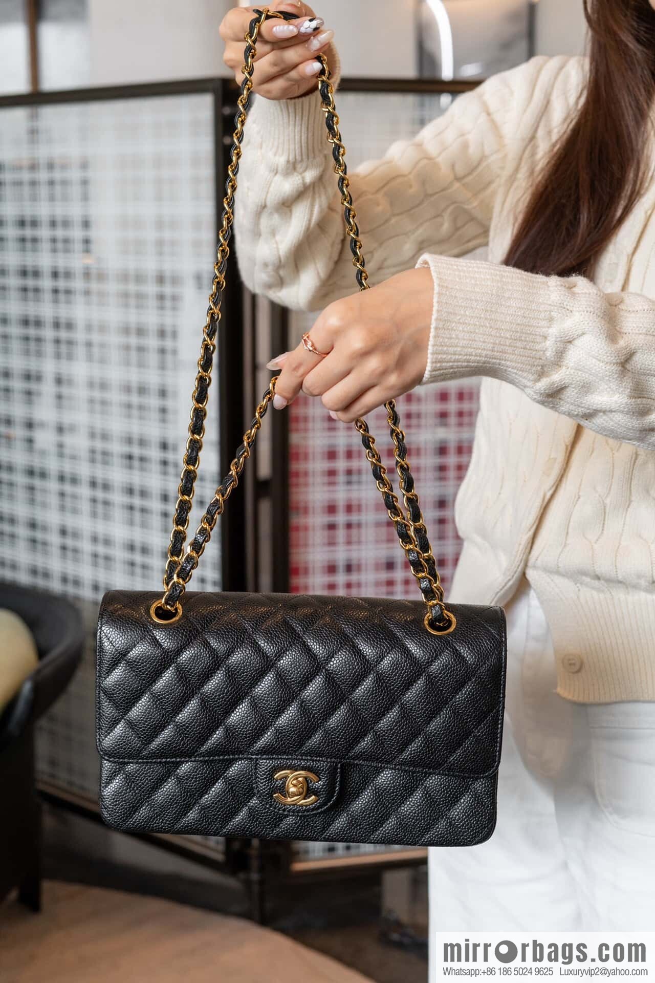 ℂ𝔽 𝗖𝗹𝗮𝘀𝘀𝗶𝗰 𝗙𝗹𝗮𝗽 | Original Litchi Pattern 🐂 Medium, Black Gold 🖤 A01112