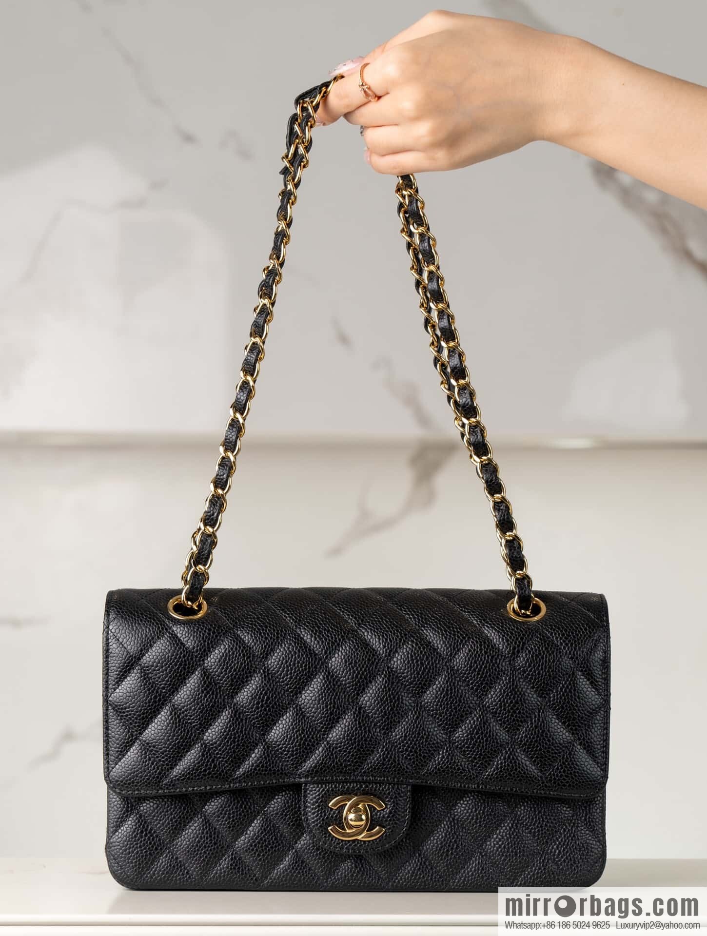 ℂ𝔽 𝗖𝗹𝗮𝘀𝘀𝗶𝗰 𝗙𝗹𝗮𝗽 | Original Litchi Pattern 🐂 Medium, Black Gold 🖤 A01112