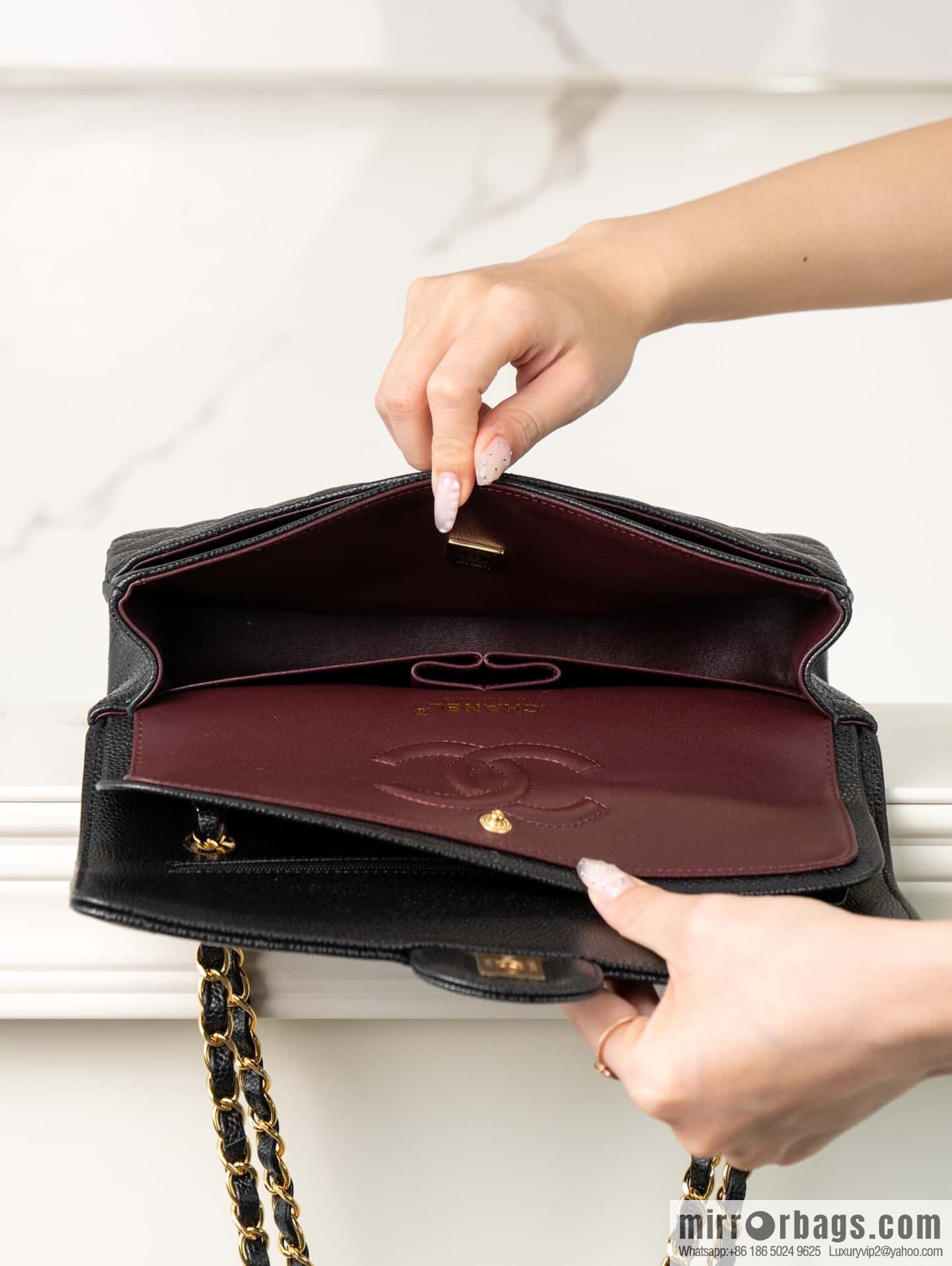 ℂ𝔽 𝗖𝗹𝗮𝘀𝘀𝗶𝗰 𝗙𝗹𝗮𝗽 | Original Litchi Pattern 🐂 Medium, Black Gold 🖤 A01112