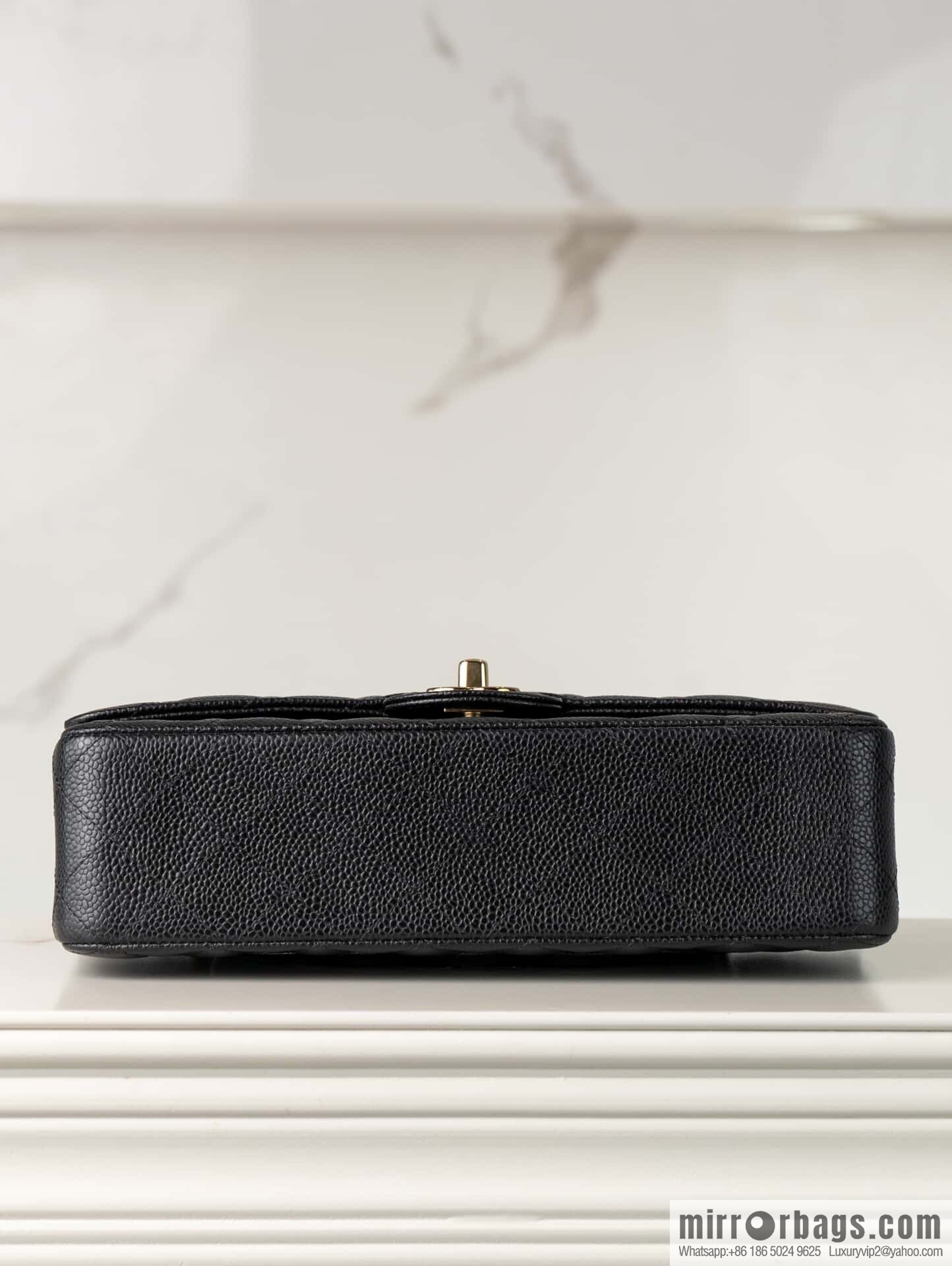 ℂ𝔽 𝗖𝗹𝗮𝘀𝘀𝗶𝗰 𝗙𝗹𝗮𝗽 | Original Litchi Pattern 🐂 Medium, Black Gold 🖤 A01112