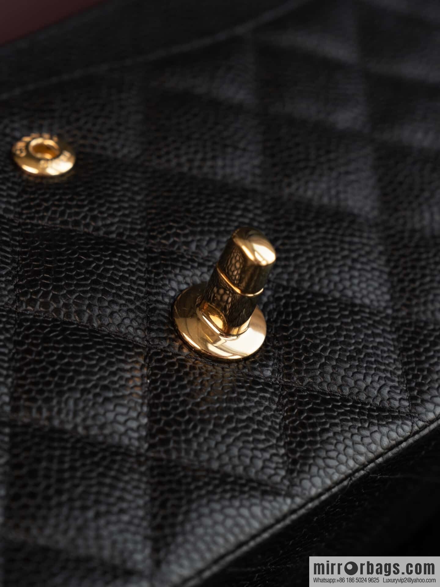 ℂ𝔽 𝗖𝗹𝗮𝘀𝘀𝗶𝗰 𝗙𝗹𝗮𝗽 | Original Litchi Pattern 🐂 Medium, Black Gold 🖤 A01112