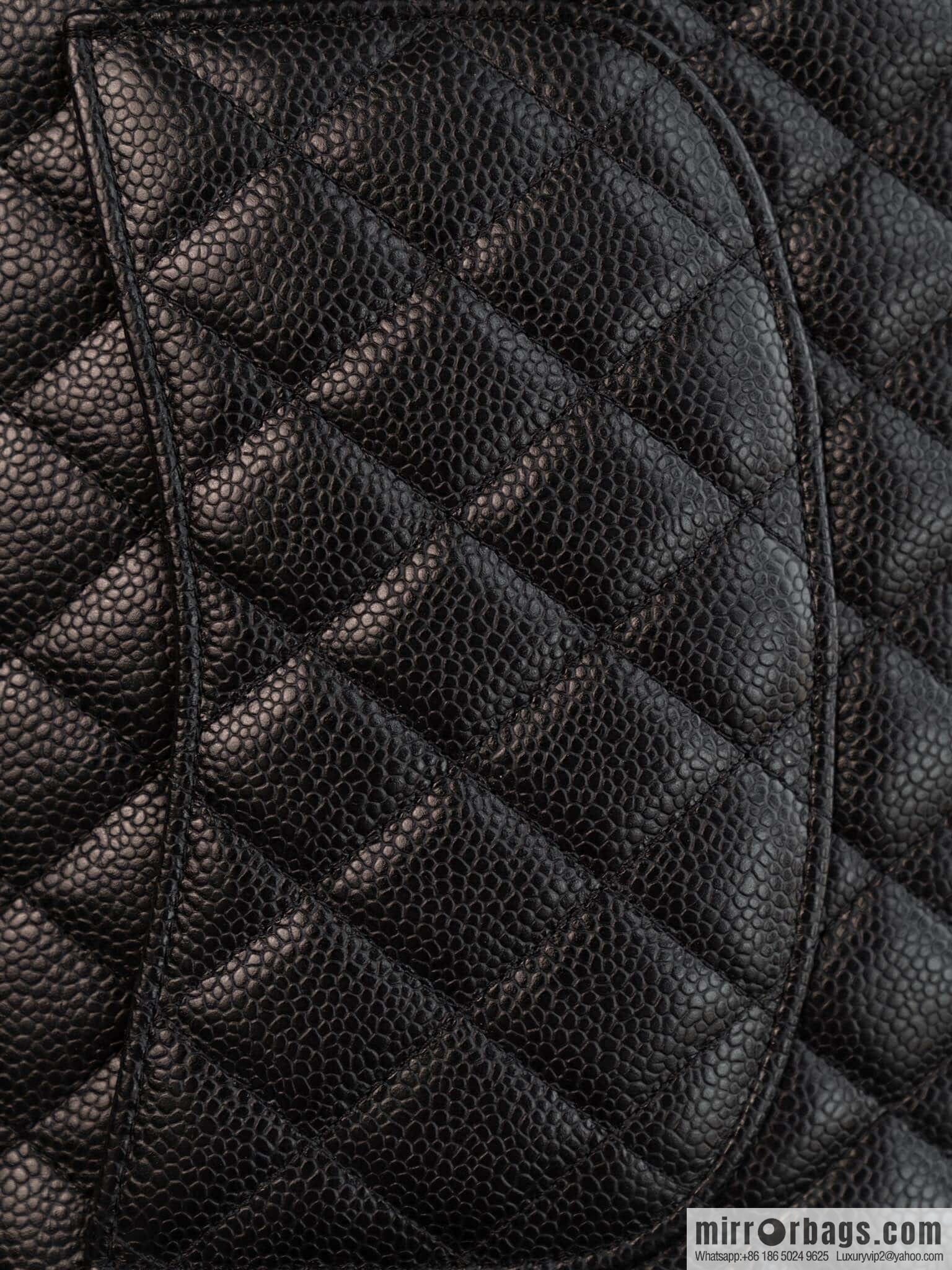 ℂ𝔽 𝗖𝗹𝗮𝘀𝘀𝗶𝗰 𝗙𝗹𝗮𝗽 | Original Litchi Pattern 🐂 Medium, Black Gold 🖤 A01112