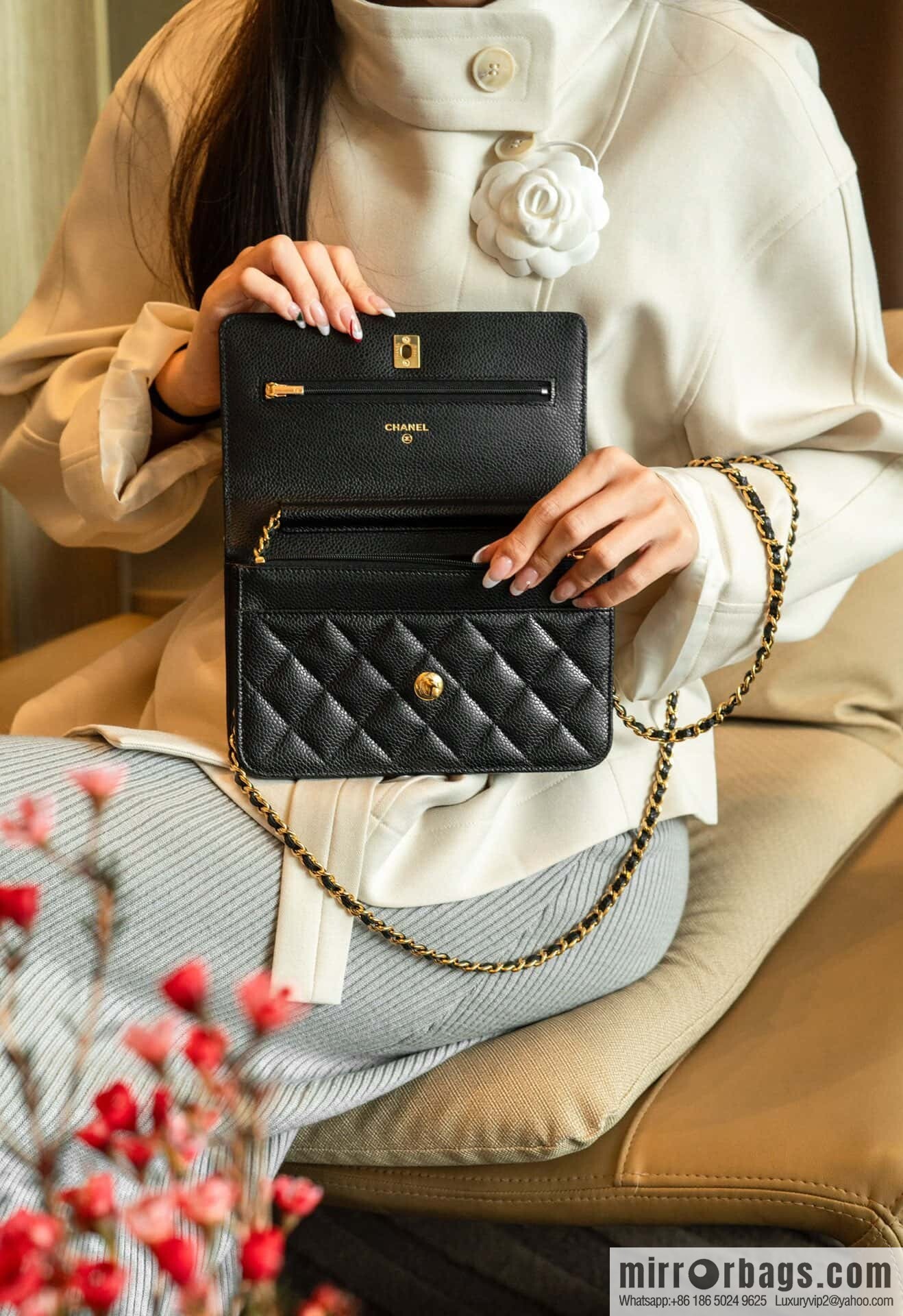 𝐂𝐡𝐚𝐧𝐞𝐥 𝟐𝟒𝐤 𝐰𝐨𝐜 fortune bag (button version) black cow gold 🖤 AP4241