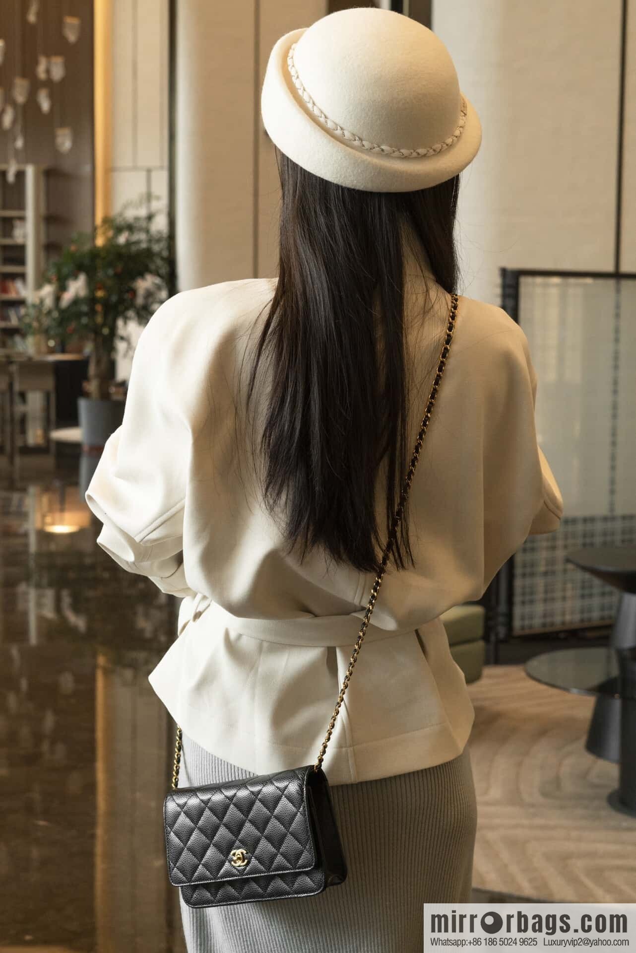 𝐂𝐡𝐚𝐧𝐞𝐥 𝟐𝟒𝐤 𝐰𝐨𝐜 fortune bag (button version) black cow gold 🖤 AP4241