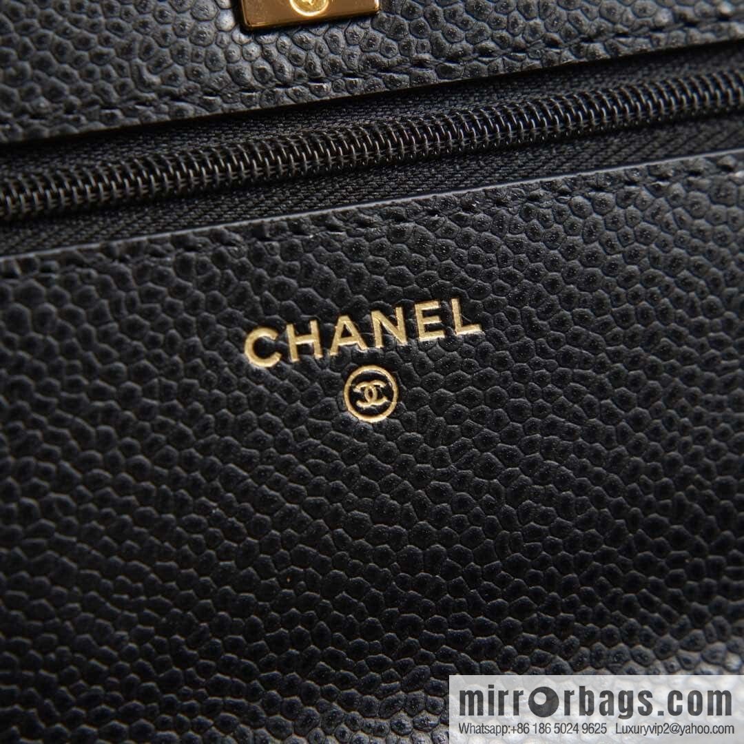 𝐂𝐡𝐚𝐧𝐞𝐥 𝟐𝟒𝐤 𝐰𝐨𝐜 fortune bag (button version) black cow gold 🖤 AP4241