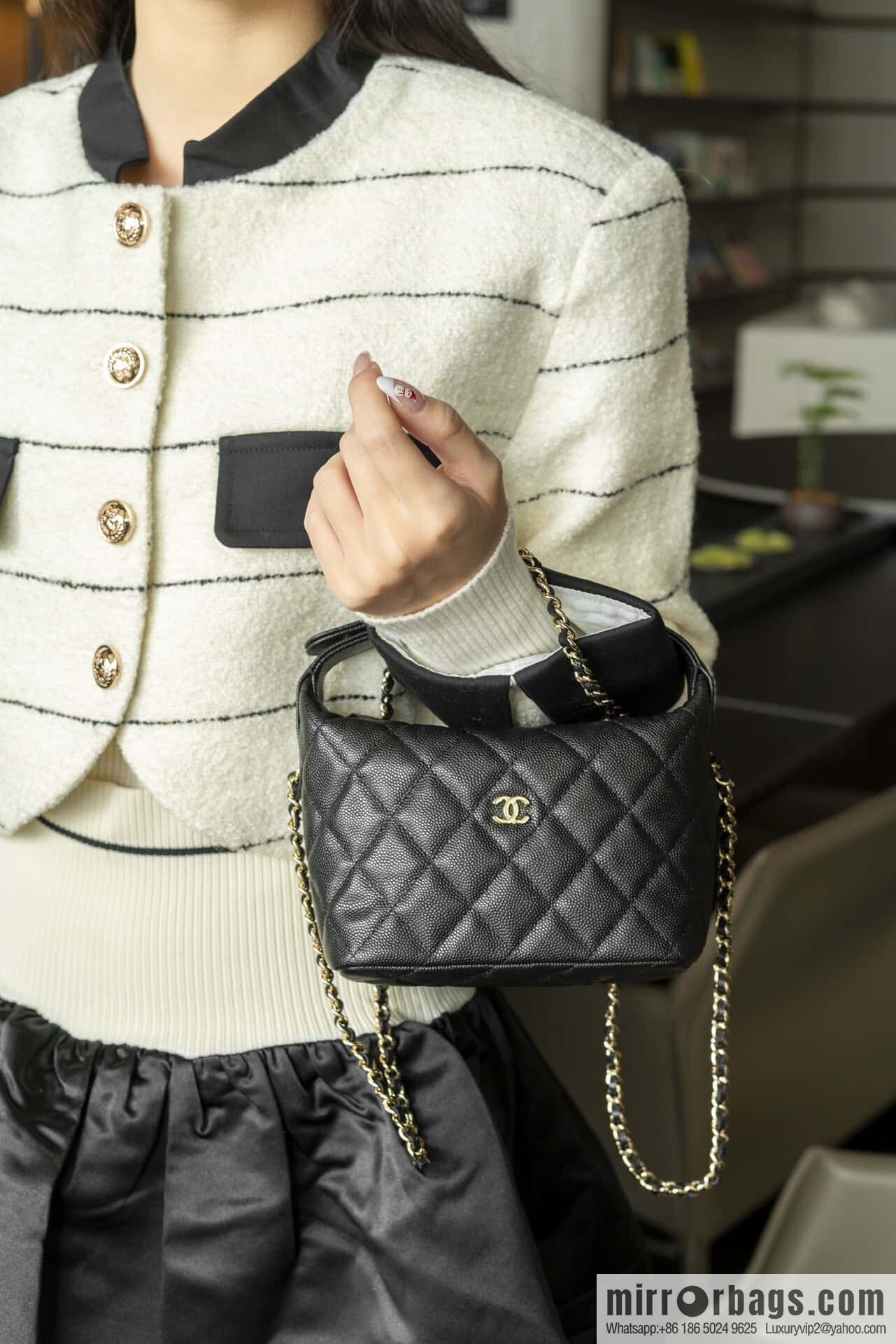 𝐂𝐡𝐚𝐧𝐞𝐥 𝟐𝟓𝐜 early spring new, lunch box bag, black gold 🖤 AP4386