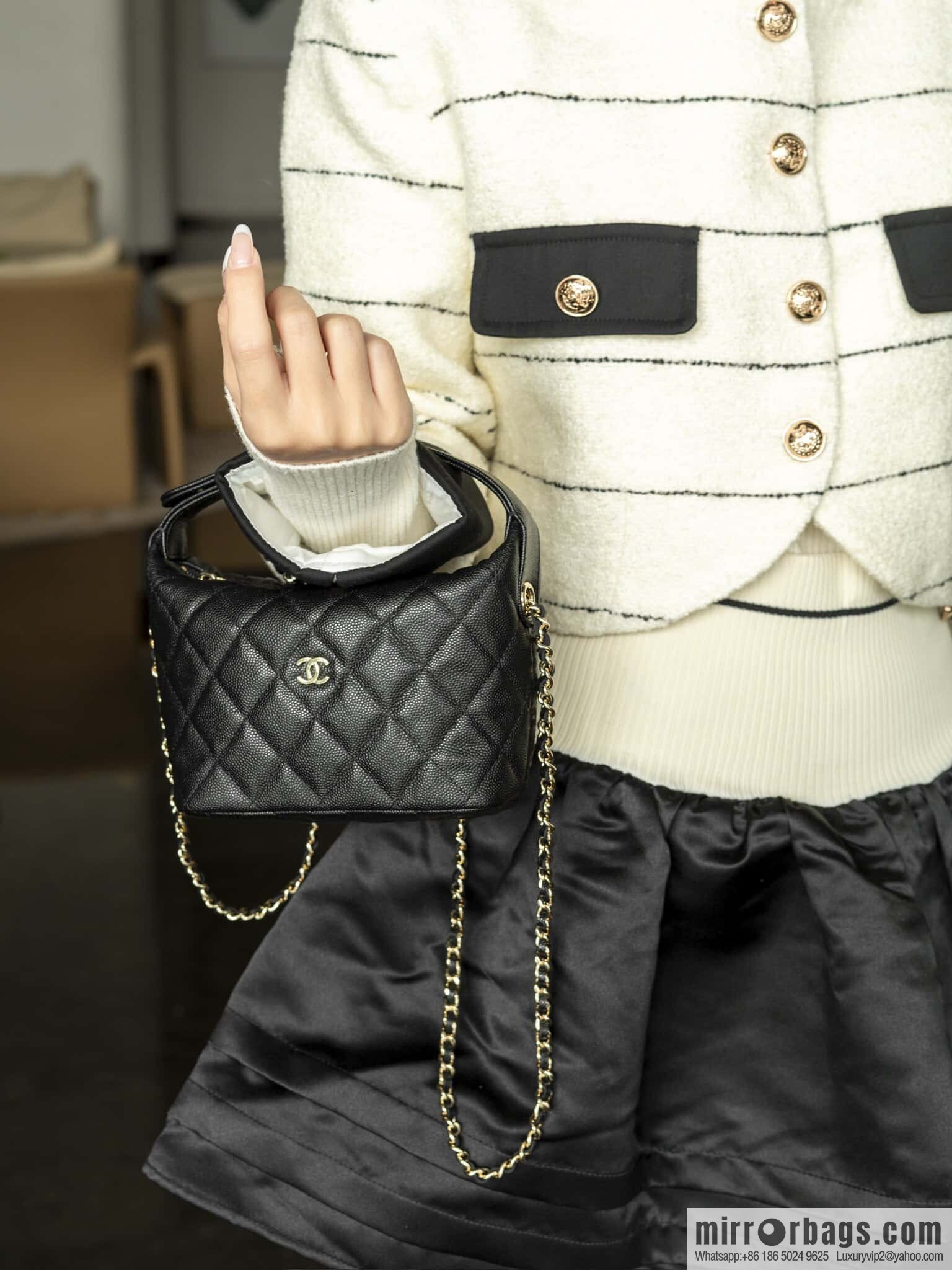 𝐂𝐡𝐚𝐧𝐞𝐥 𝟐𝟓𝐜 early spring new, lunch box bag, black gold 🖤 AP4386
