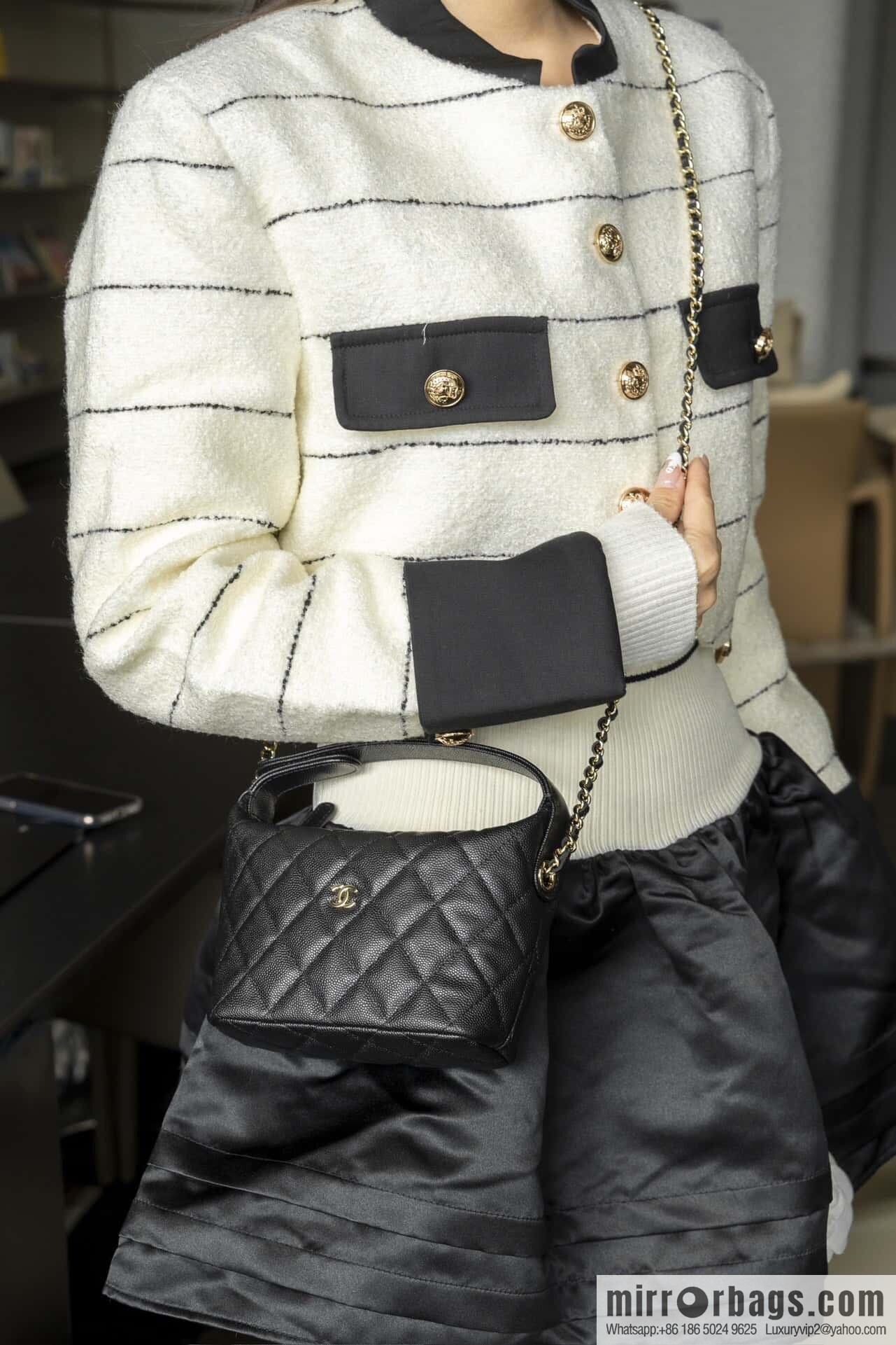 𝐂𝐡𝐚𝐧𝐞𝐥 𝟐𝟓𝐜 early spring new, lunch box bag, black gold 🖤 AP4386